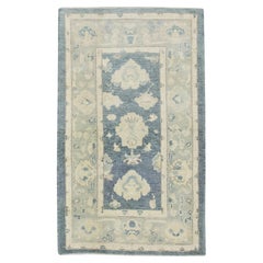 Türkischer Oushak-Teppich aus handgewebter Wolle mit blauem Blumenmuster 3'1" x 5'2"