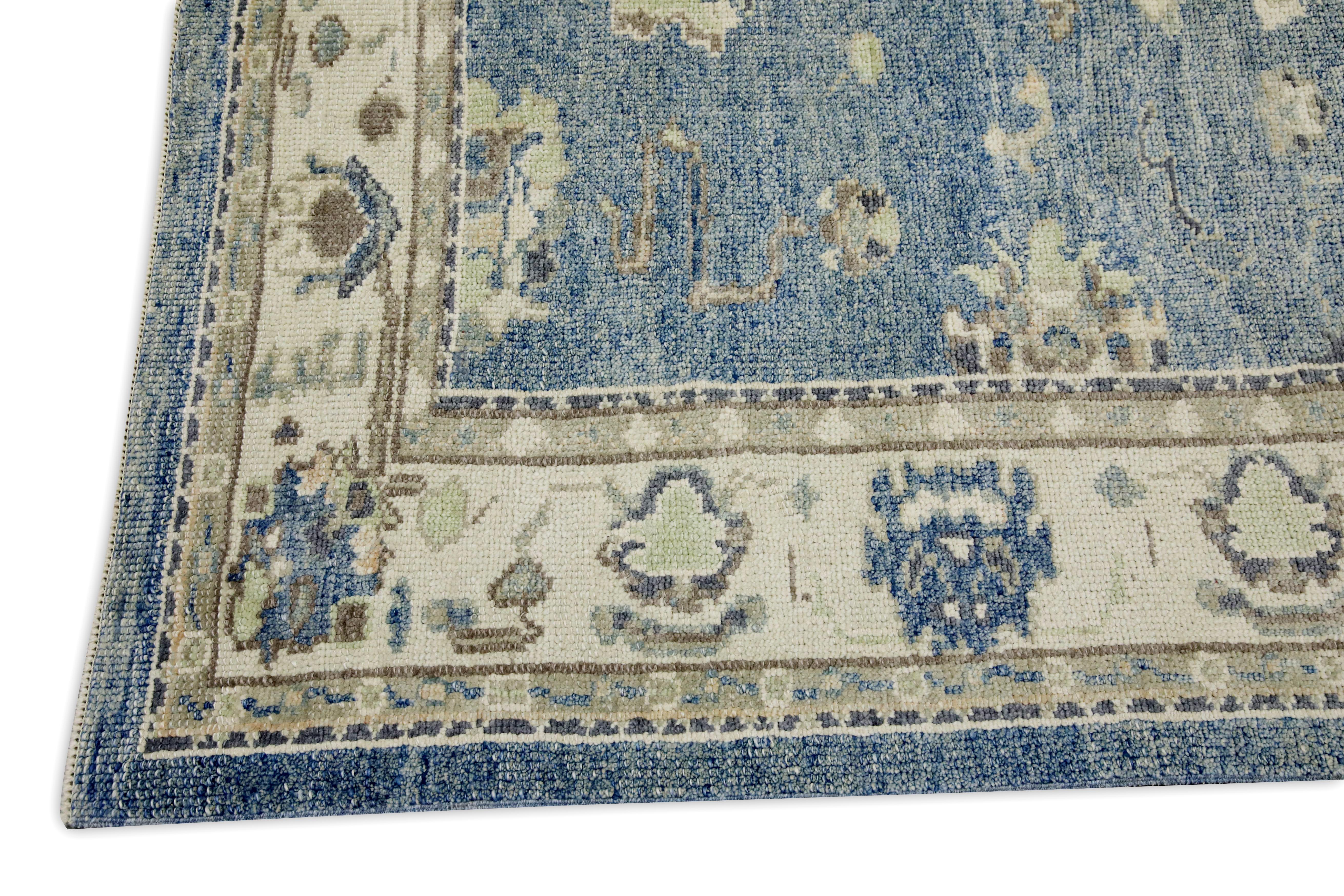 Alfombra Oushak turca de lana tejida a mano con diseño floral azul 5'2