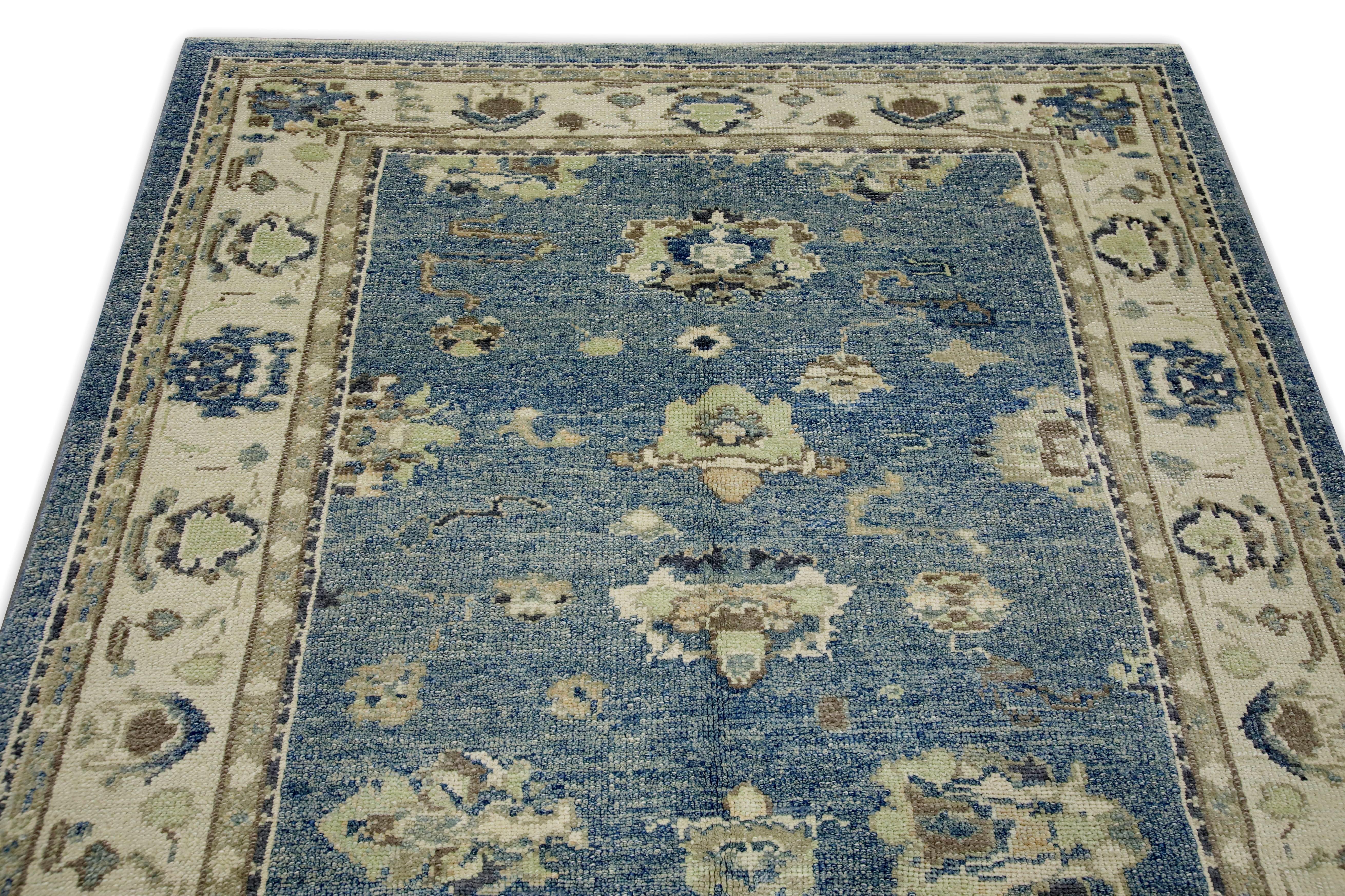 Alfombra Oushak turca de lana tejida a mano con diseño floral azul 5'2