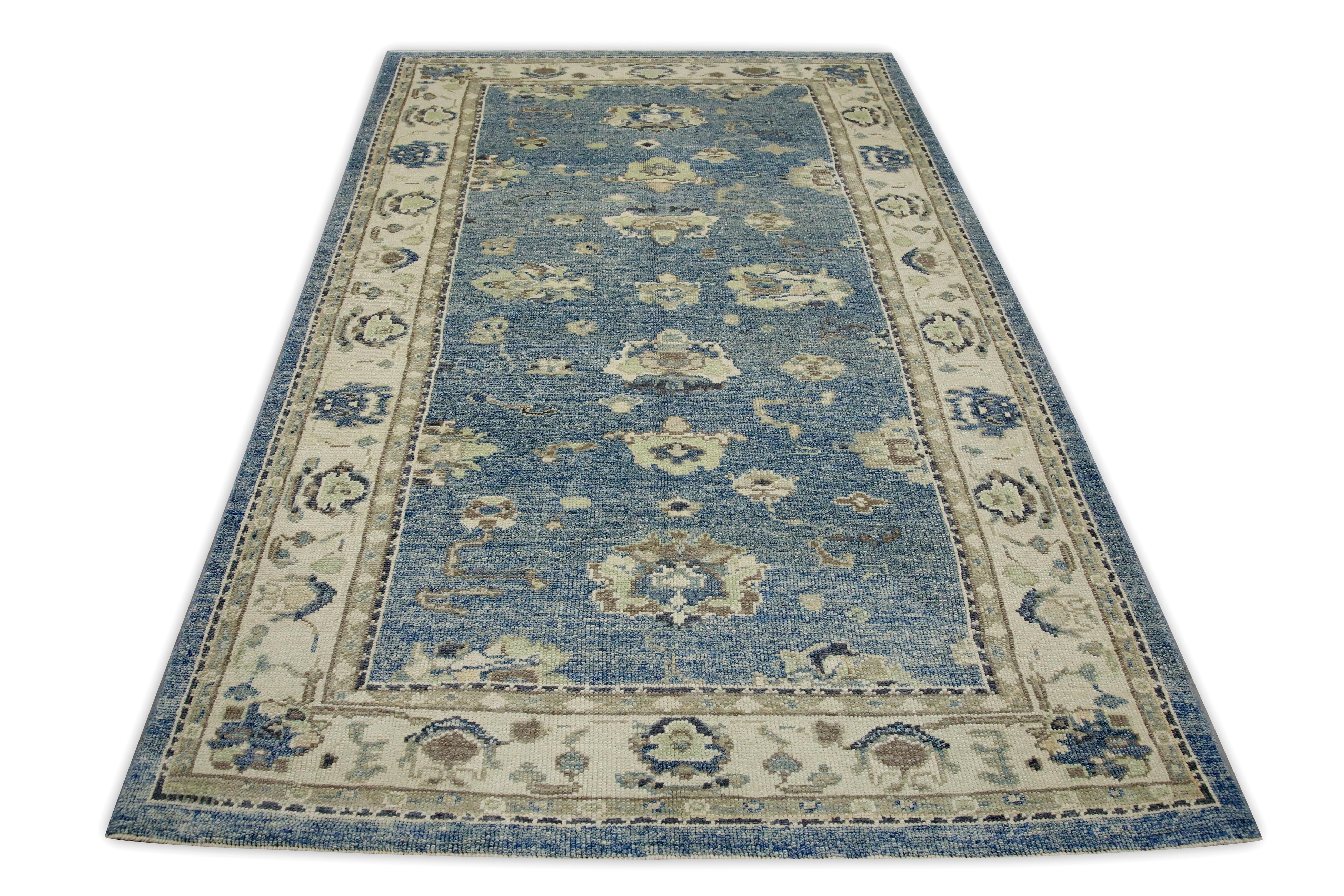 Alfombra Oushak turca de lana tejida a mano con diseño floral azul 5'2