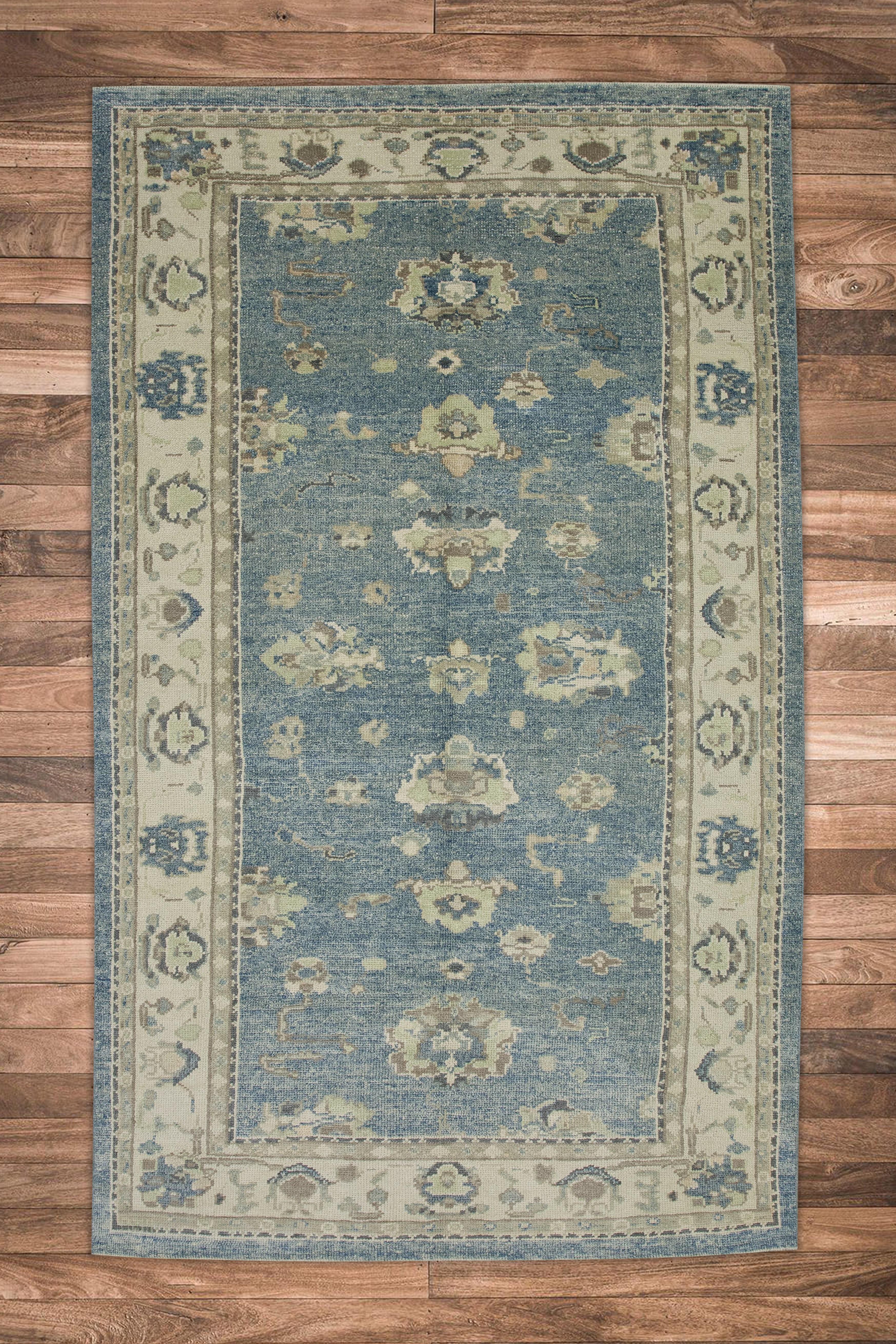 Alfombra Oushak turca de lana tejida a mano con diseño floral azul 5'2
