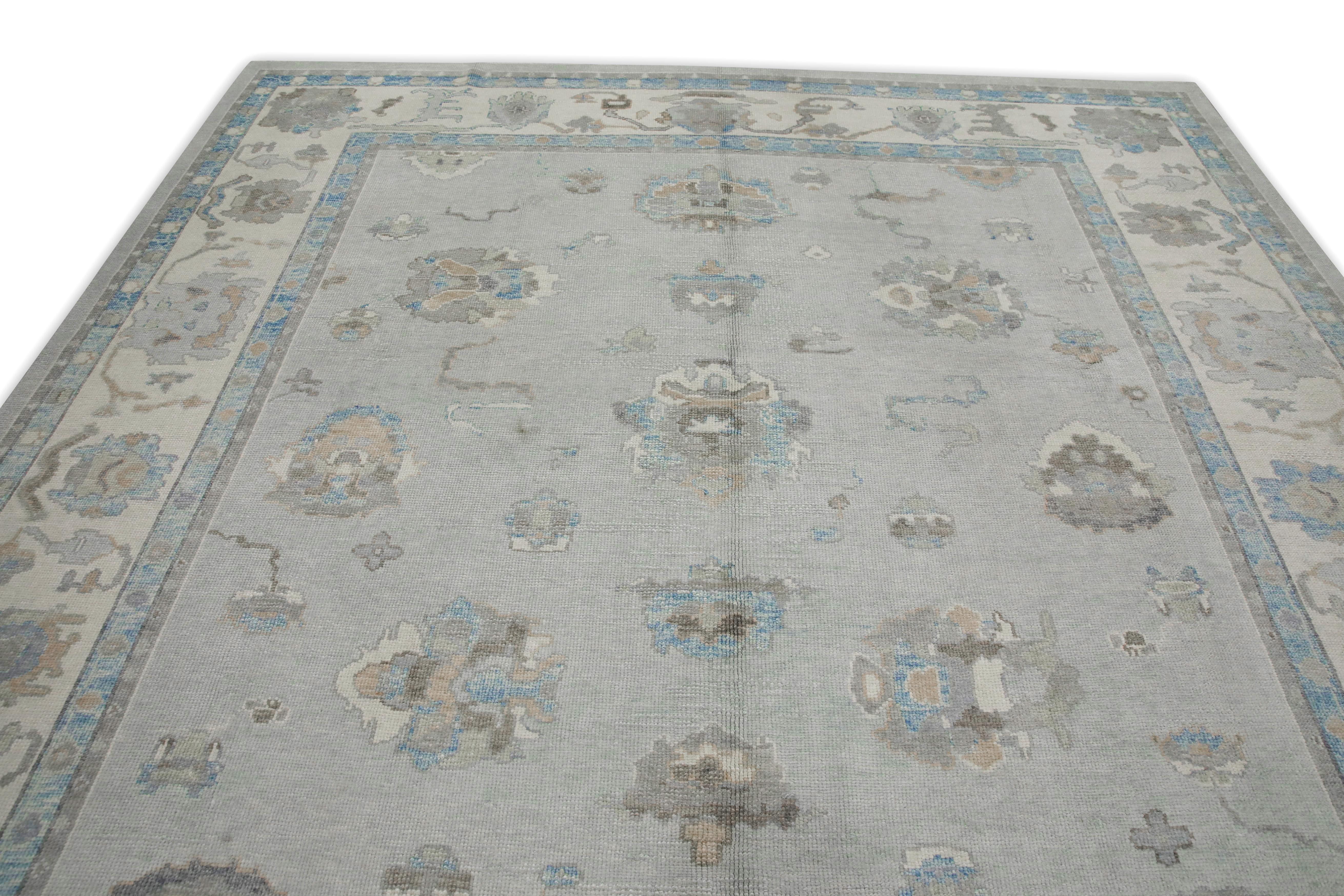 Türkischer Oushak-Teppich aus handgewebter Wolle mit blauem Blumenmuster 9'10