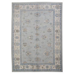 Türkischer Oushak-Teppich aus handgewebter Wolle mit blauem Blumenmuster 9'10" X 13'7"