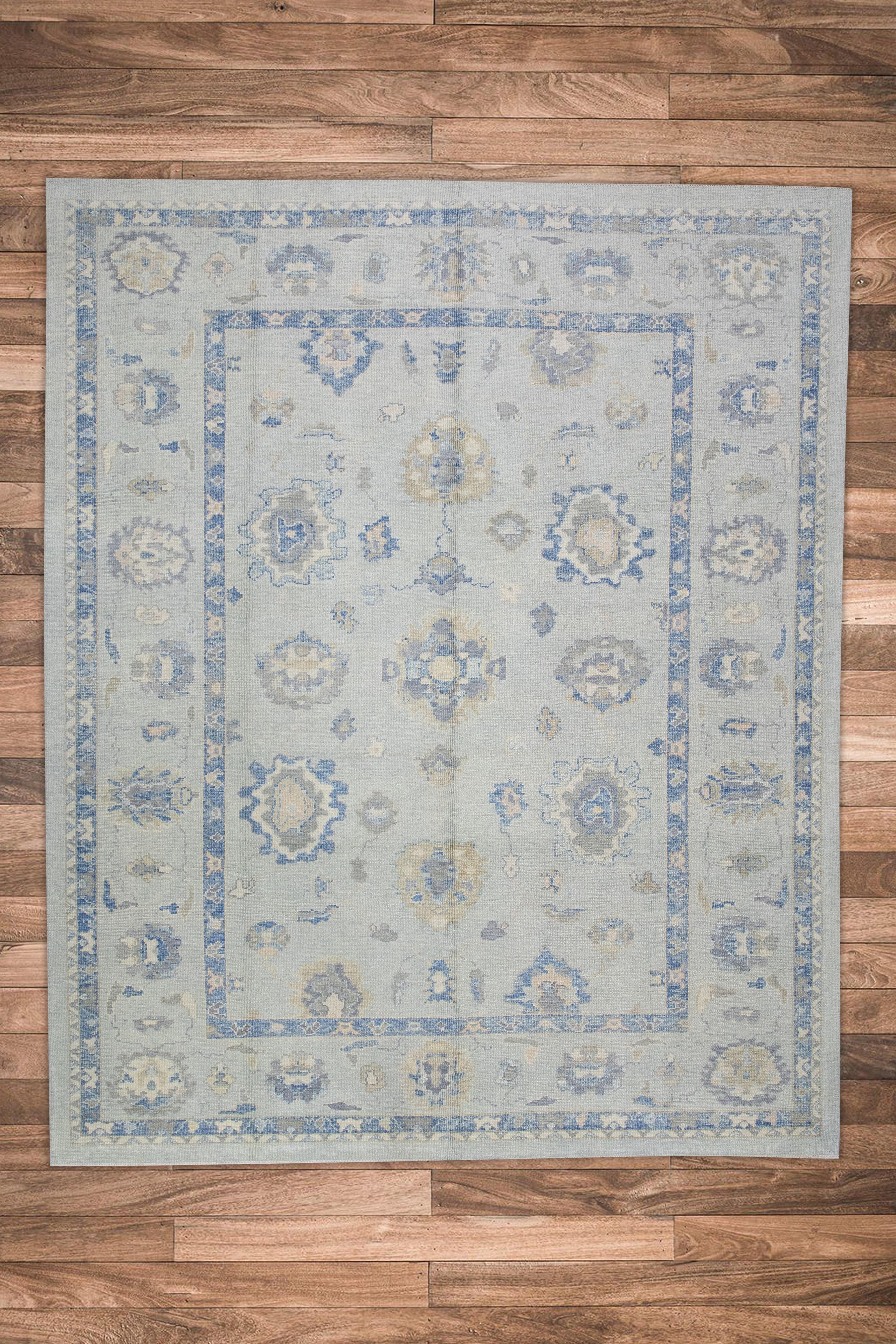 Türkischer Oushak-Teppich aus handgewebter Wolle mit blauem Blumenmuster 9'4