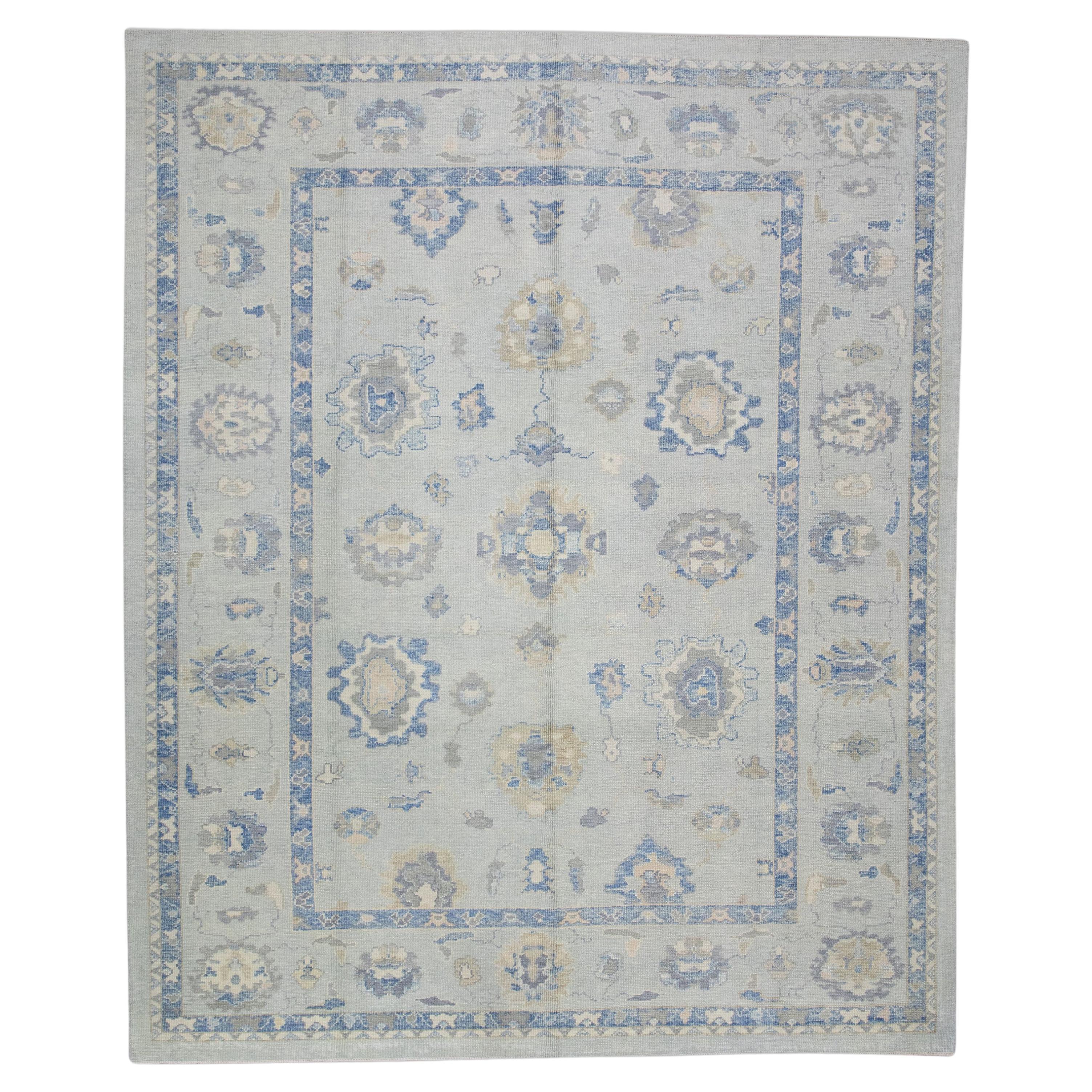 Türkischer Oushak-Teppich aus handgewebter Wolle mit blauem Blumenmuster 9'4" X 11'5" im Angebot