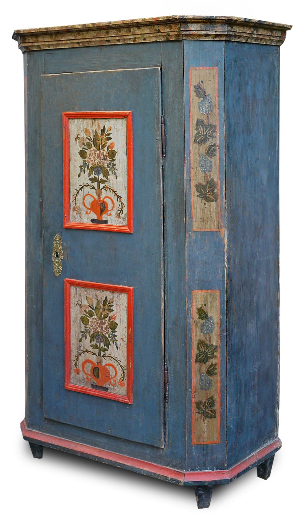 Antique blue painted Tyrolean wardrobe

H.190 cm - L.105 cm - P.45 cm

Tyrolean wardrobe entirely painted in blue with floral decorations, with a linear profile and pleasant geometric composure.

On the door, two carmine-colored frames have as