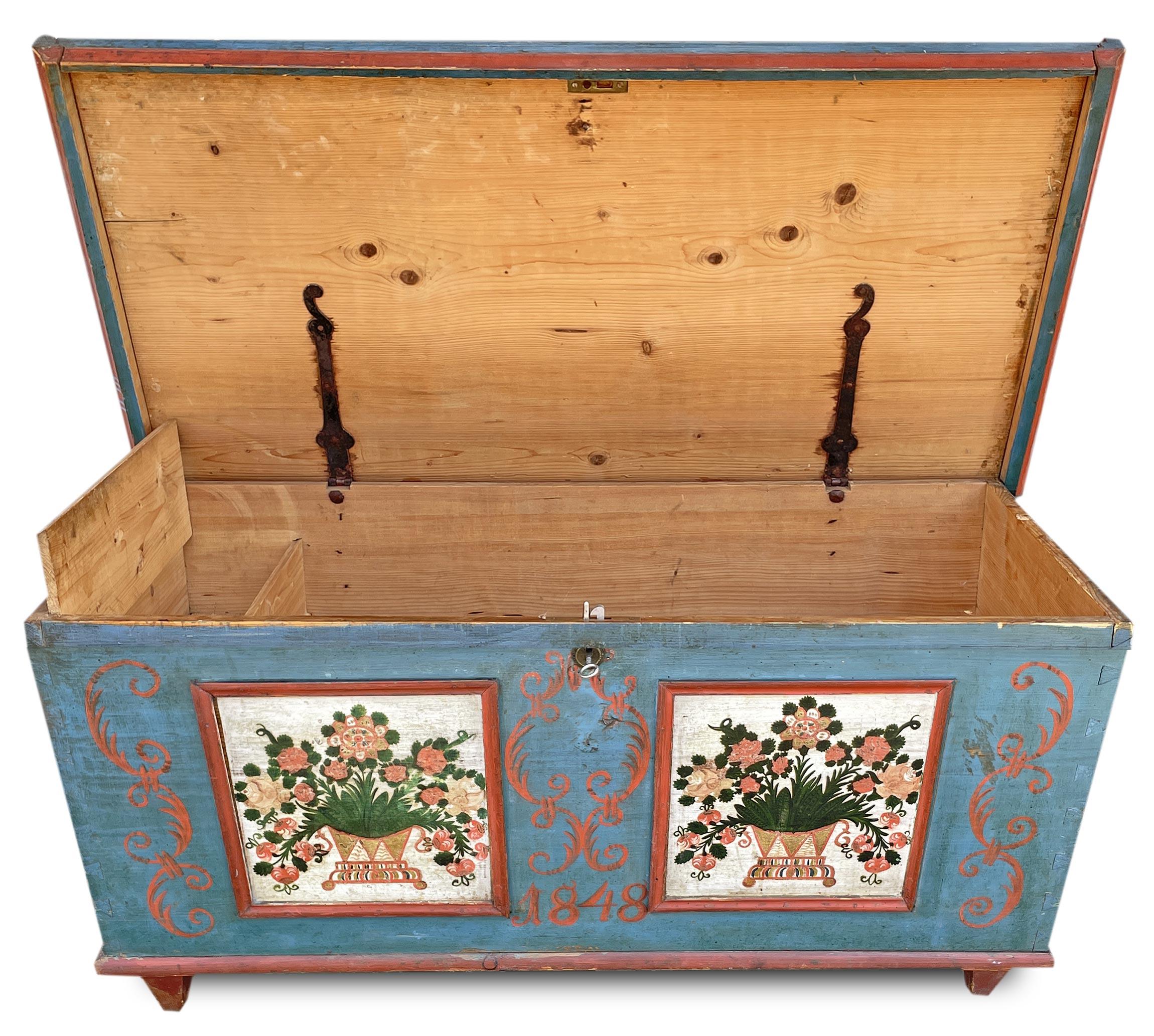 Blue Floral Painted Chest dated 1848   In Good Condition For Sale In Albignasego, IT