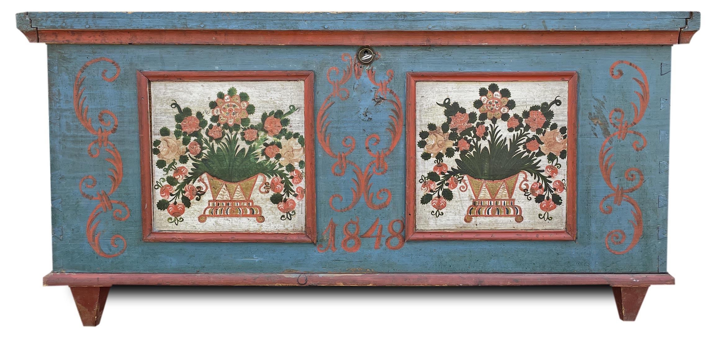 Sapin Coffre peint à fleurs bleues datant de 1848   en vente