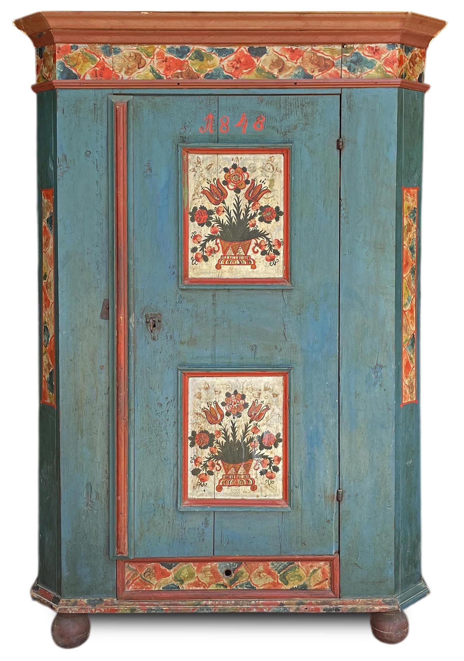 Blue Floral Painted Cupboard - European Alps - 18th Century In Good Condition In Vo', Veneto