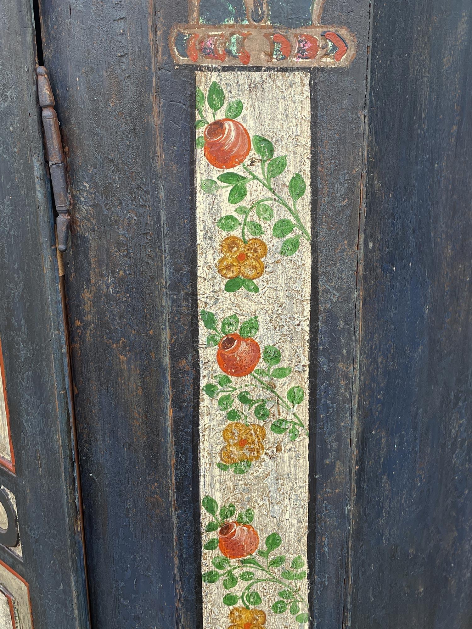 Blauer, mit Blumen bemalter Schrank - Europäische Alpen im Angebot 9