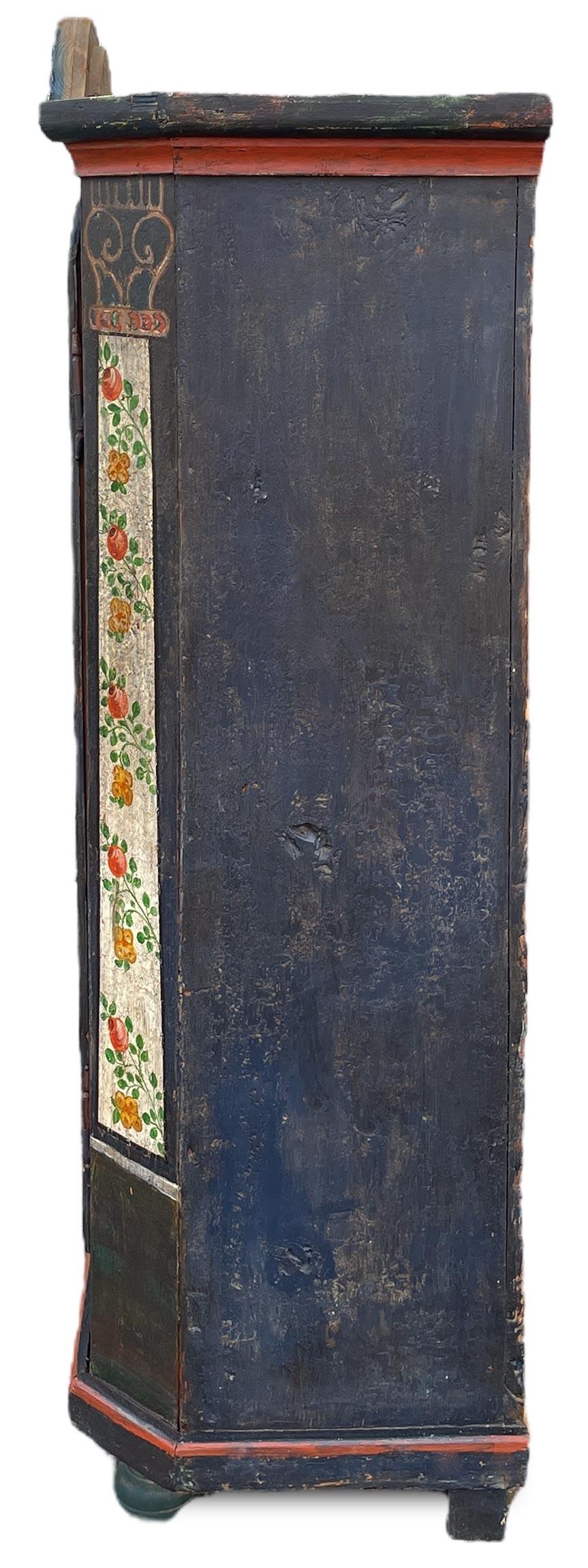 Tiroler Garderobe mit Blumen bemalt

Holz-Essenz: Tanne
Zeitraum: ca. 1850
Herkunft: Europäische Alpen

Abmessungen:
Höhe - 171 cm
Breite - 111 cm (115 cm bis zu den Ecken)
Tiefe - 50 cm (54 cm bis zu den Ecken)

Beschreibung:
Antiker eleganter