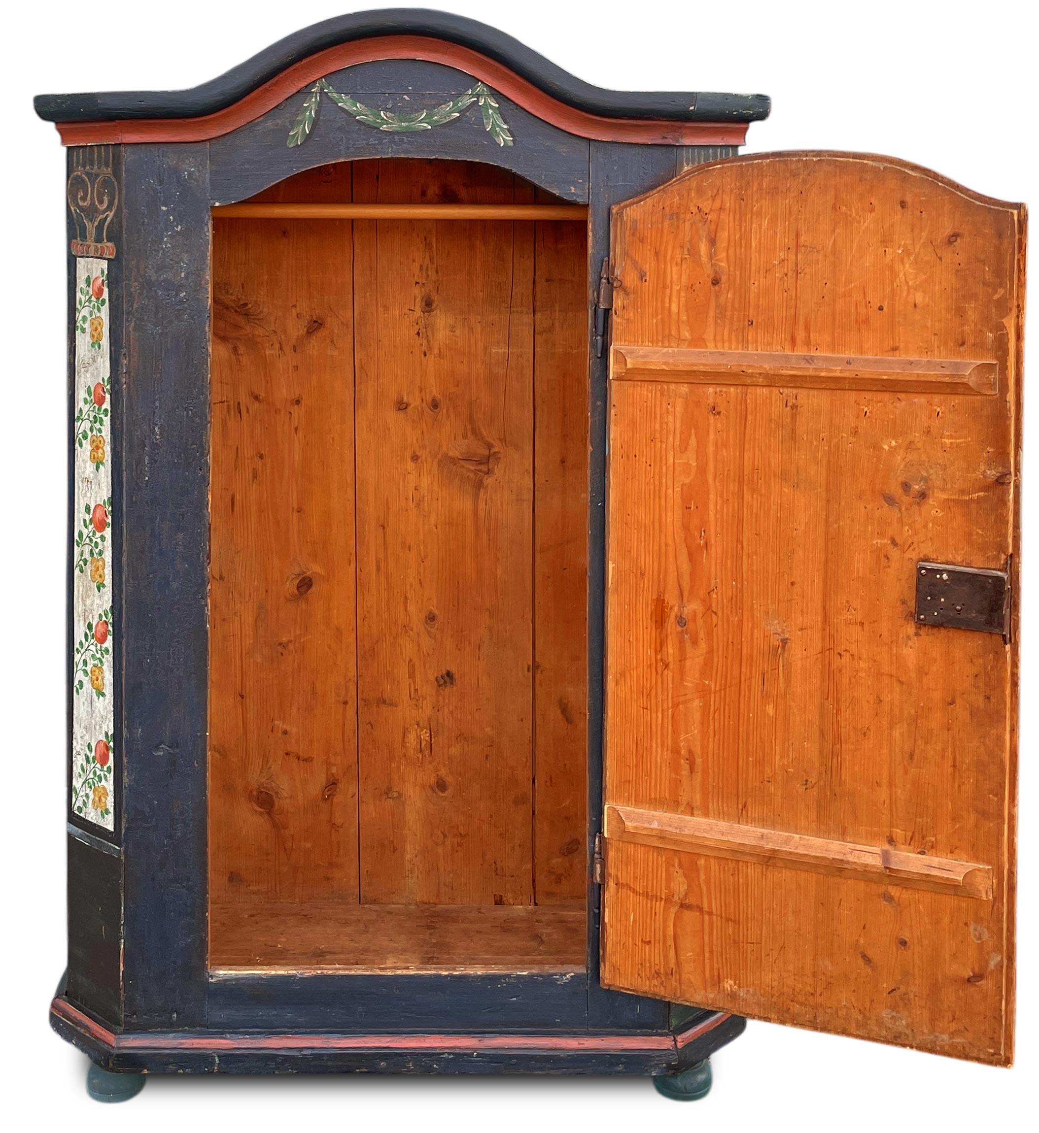 Blauer, mit Blumen bemalter Schrank - Europäische Alpen (Mid-19th Century) im Angebot