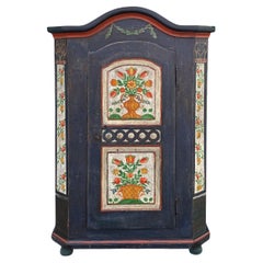 Armoire peinte à fleurs bleues - Alpes européennes