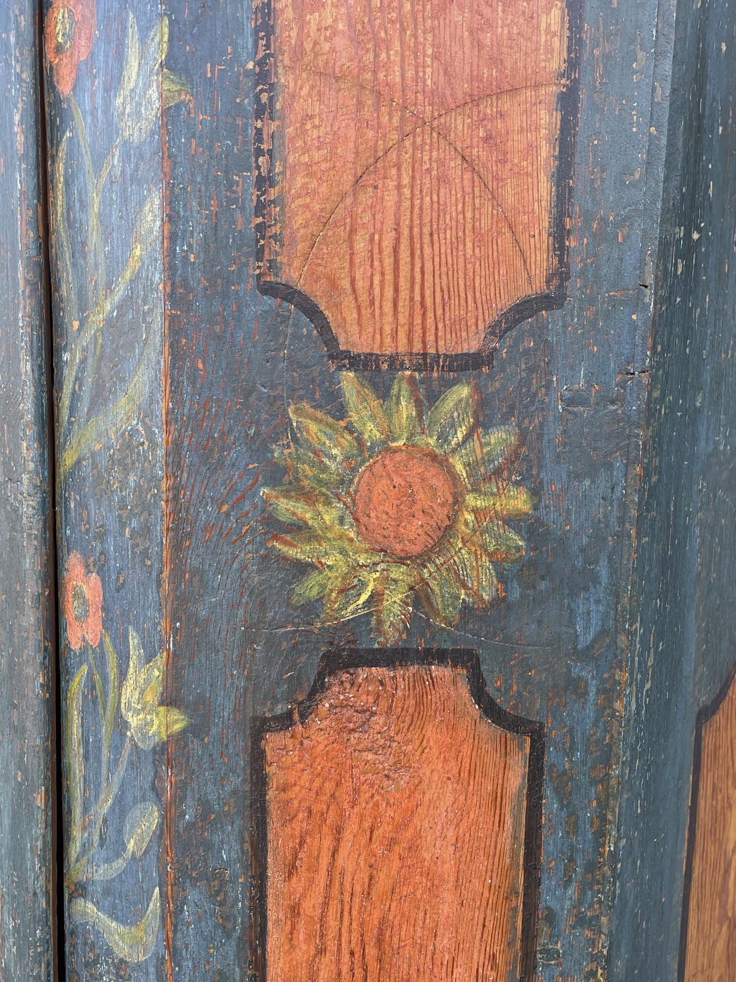 Blauer, floral bemalter Schrank mit Sonnenblumen im Angebot 3
