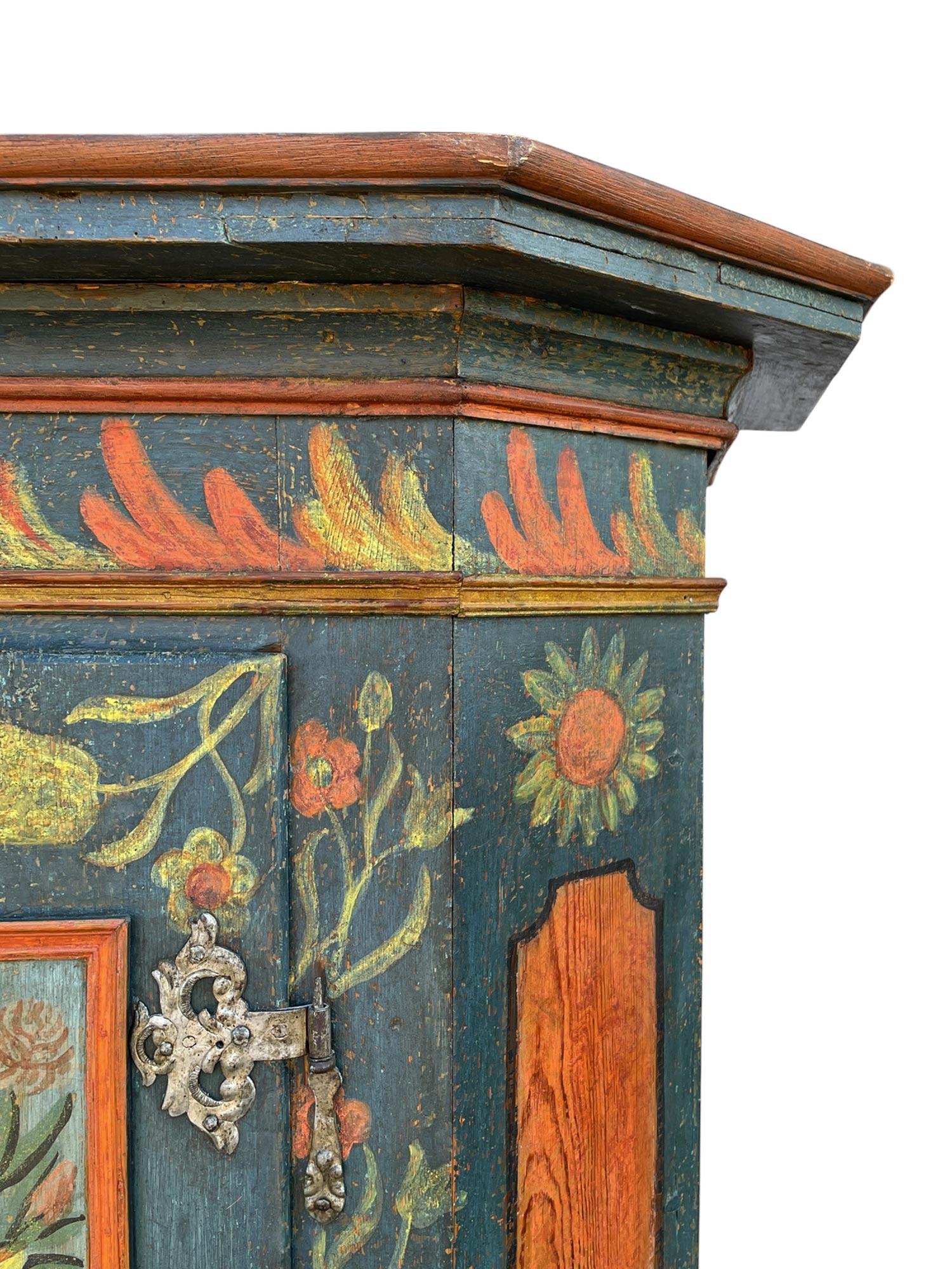 Blauer, floral bemalter Schrank mit Sonnenblumen im Angebot 6