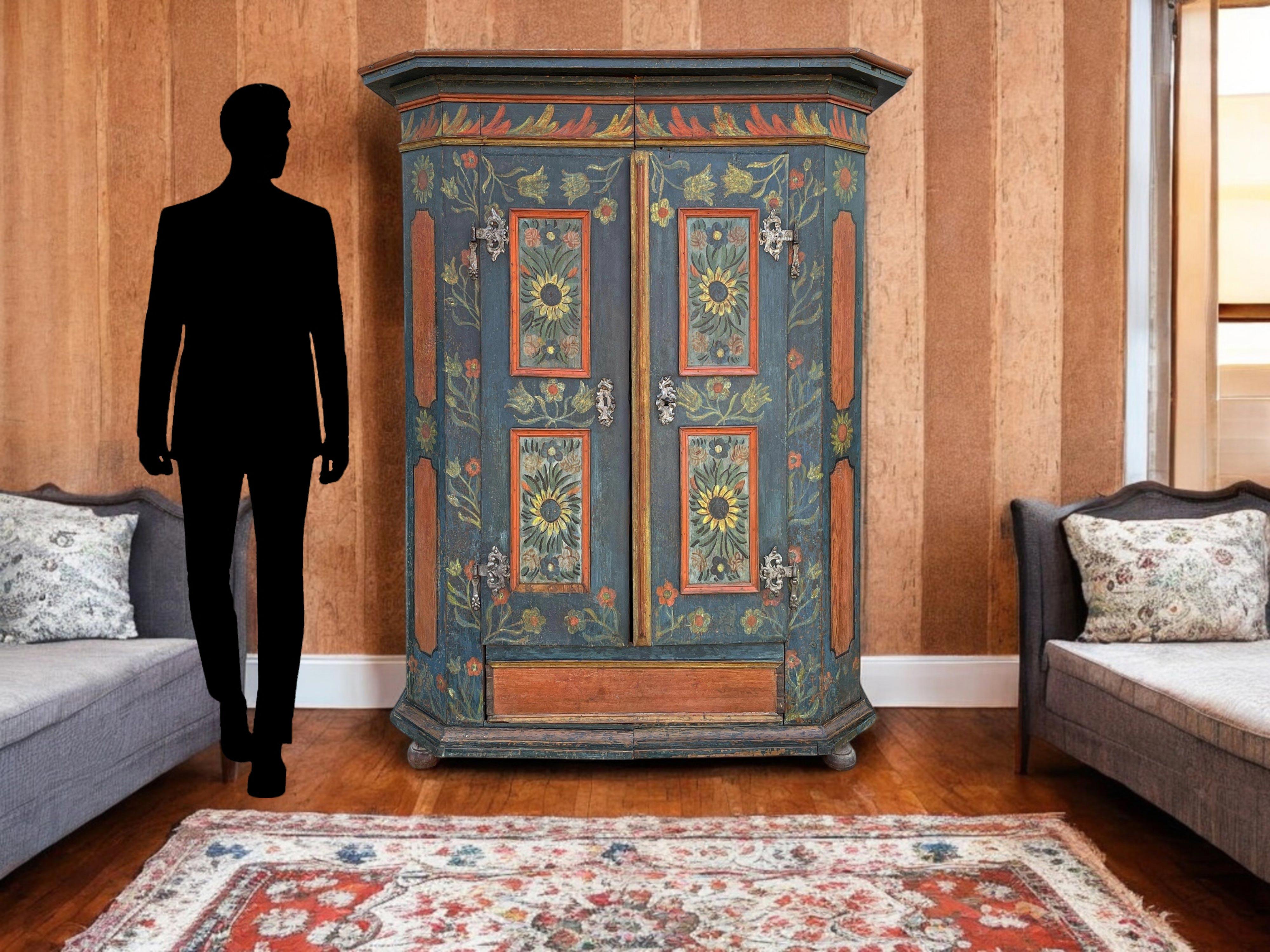 Blauer, floral bemalter Schrank mit Sonnenblumen im Angebot 7