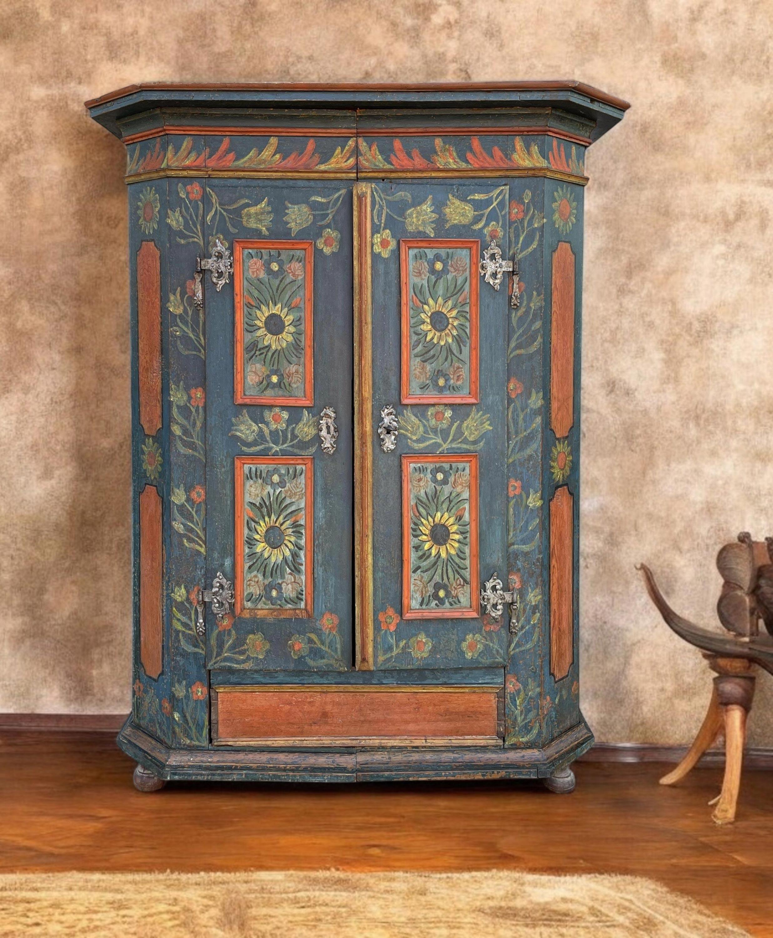 Blauer, floral bemalter Schrank mit Sonnenblumen im Angebot 8