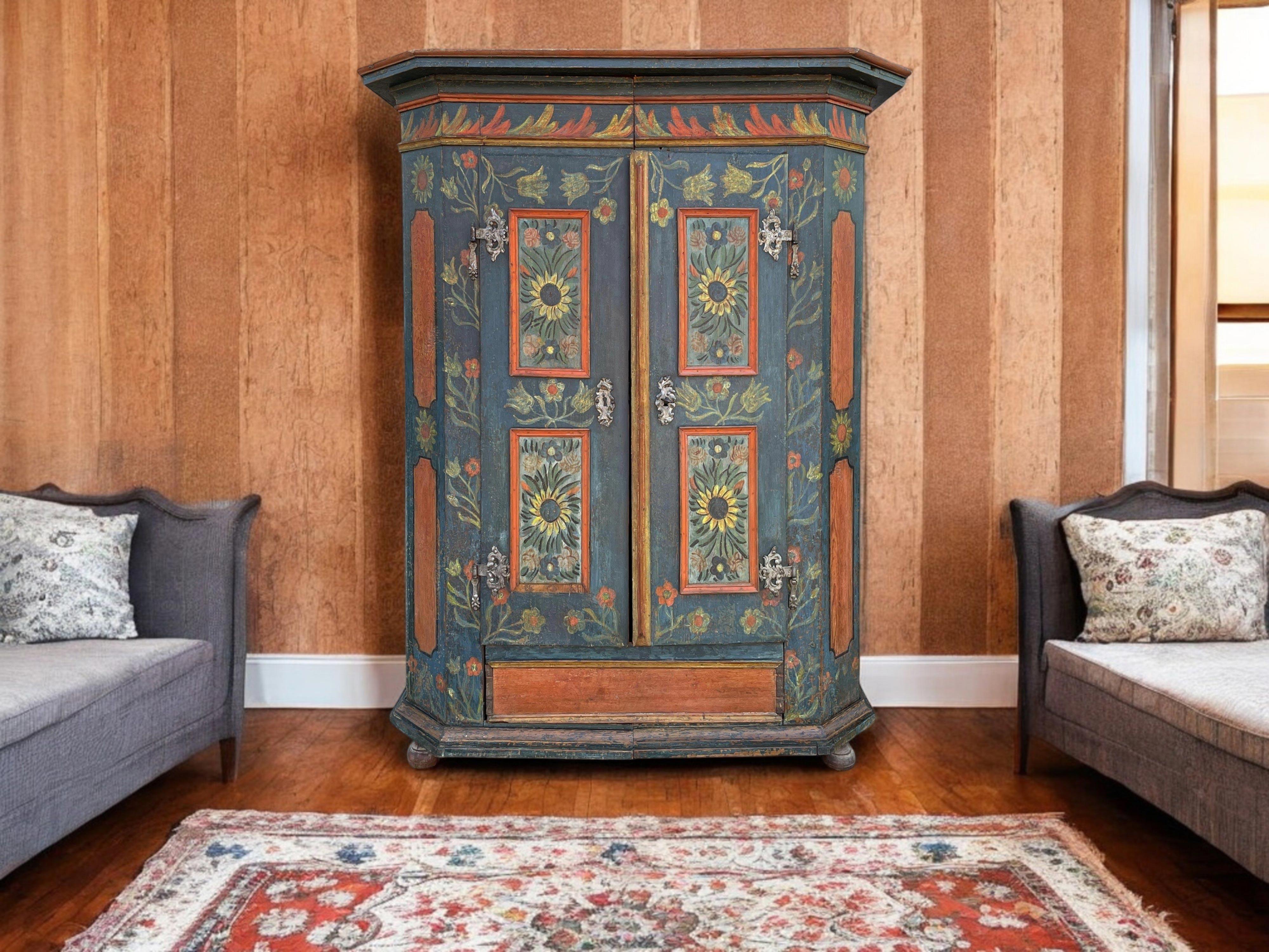 Blauer, floral bemalter Schrank mit Sonnenblumen im Angebot 9