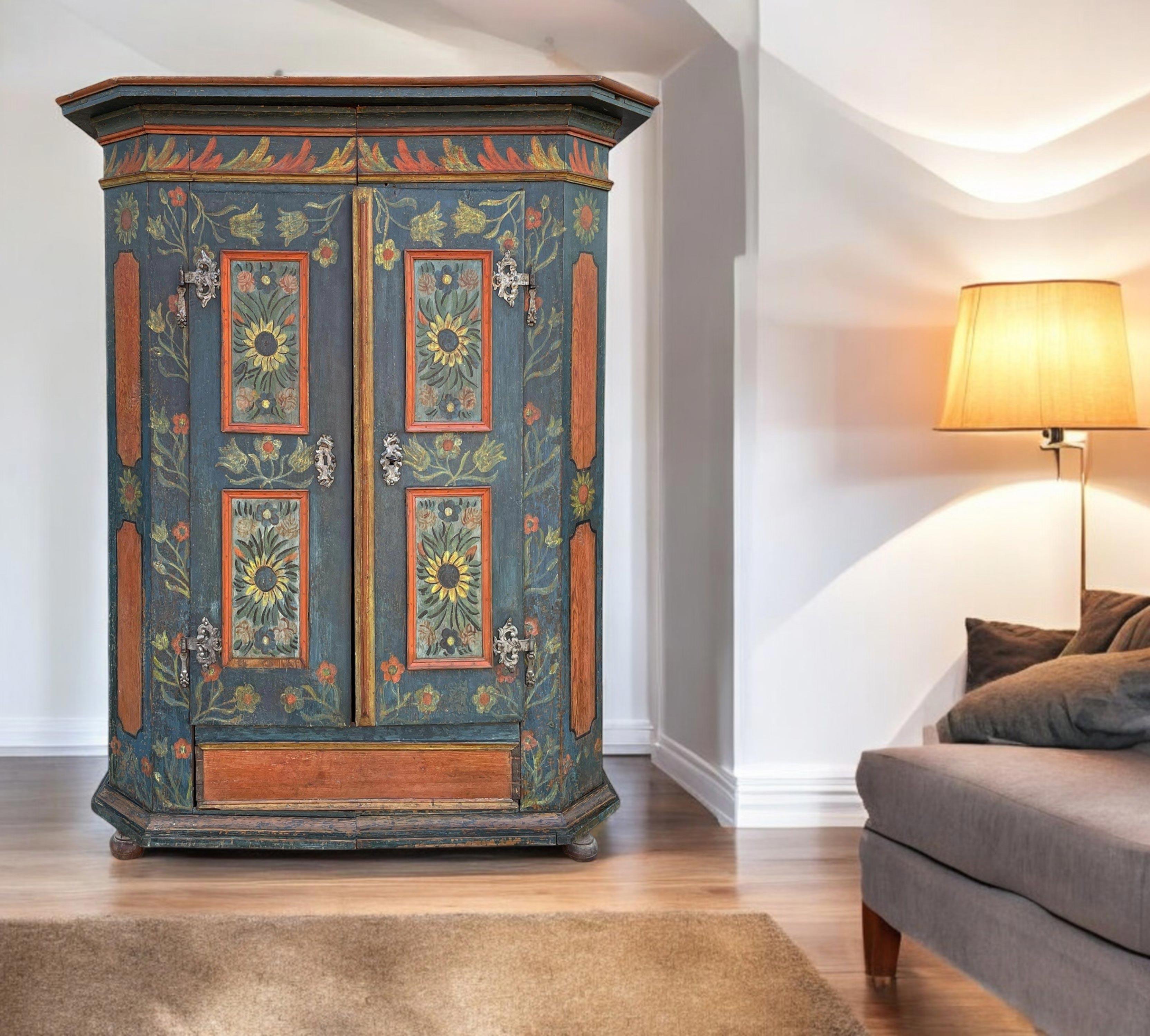 Blauer, floral bemalter Schrank mit Sonnenblumen im Angebot 12