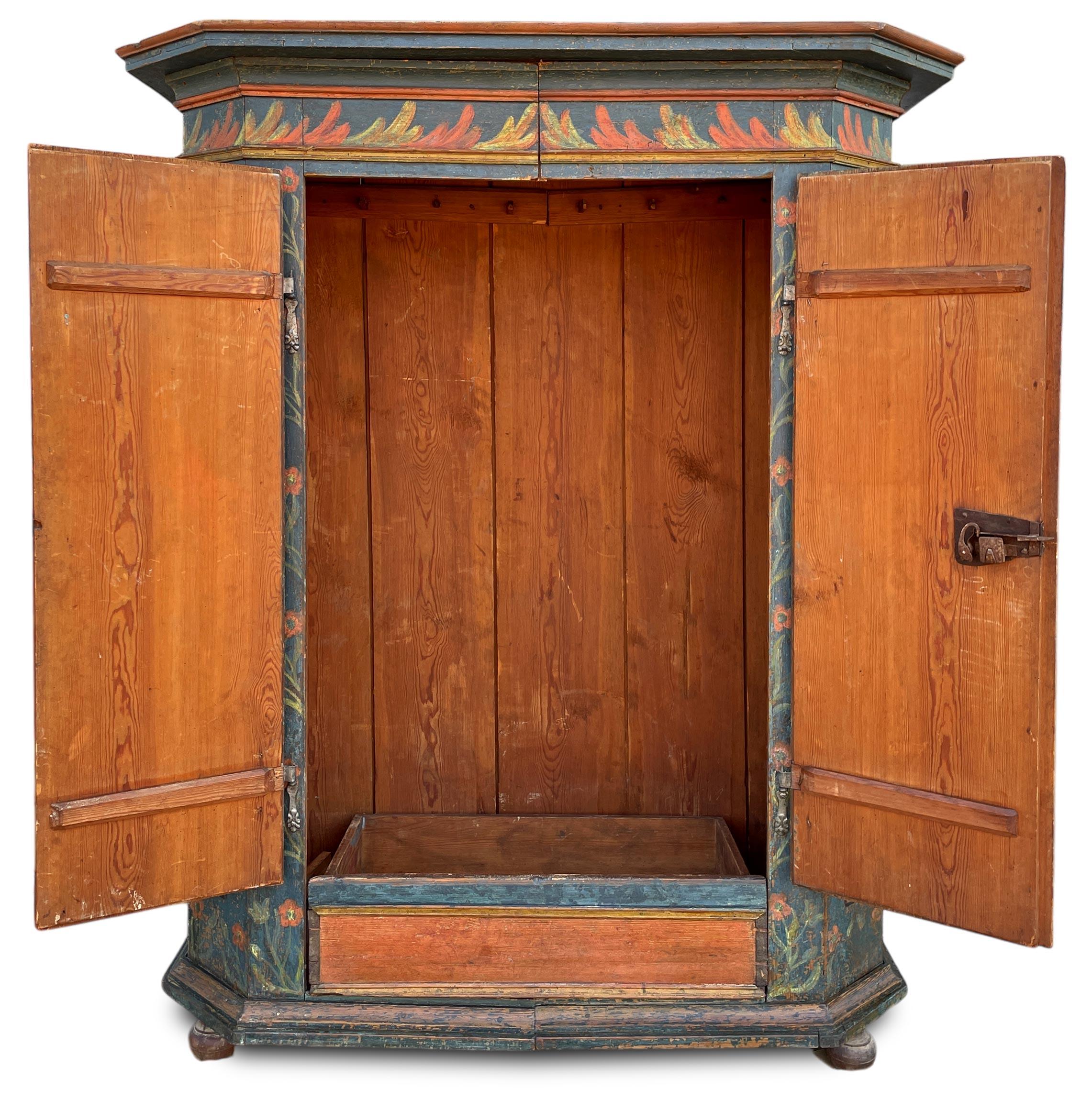Blauer, floral bemalter Schrank mit Sonnenblumen (Louis XVI.) im Angebot