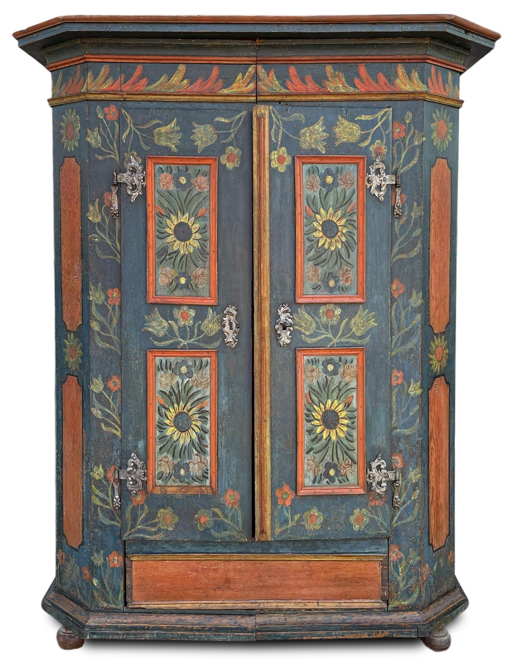 Blauer, floral bemalter Schrank mit Sonnenblumen (German) im Angebot