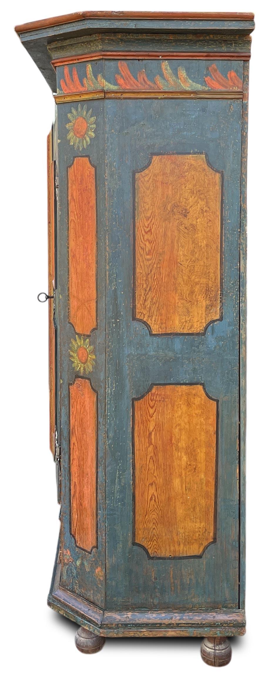 Blauer, floral bemalter Schrank mit Sonnenblumen (Gemalt) im Angebot