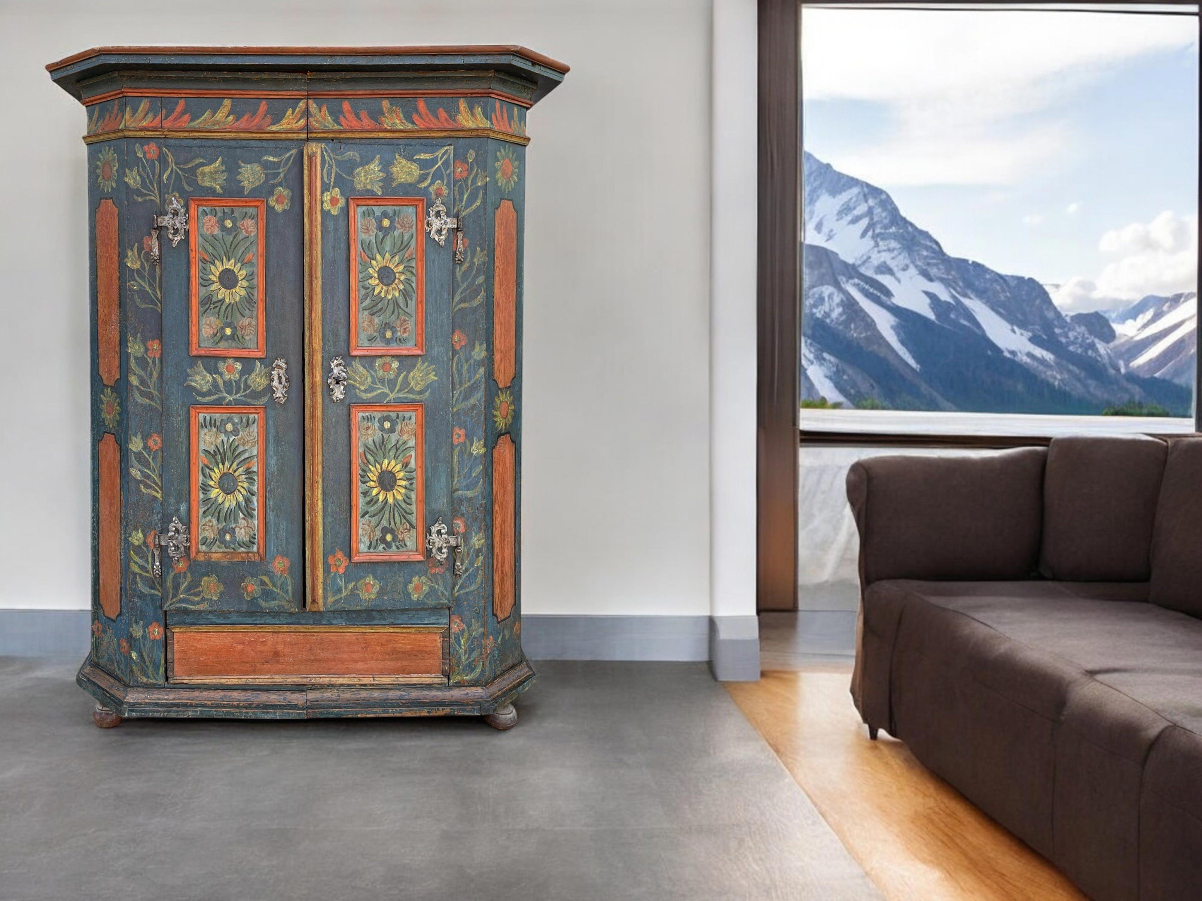 Blauer, floral bemalter Schrank mit Sonnenblumen im Zustand „Gut“ im Angebot in Vo', Veneto