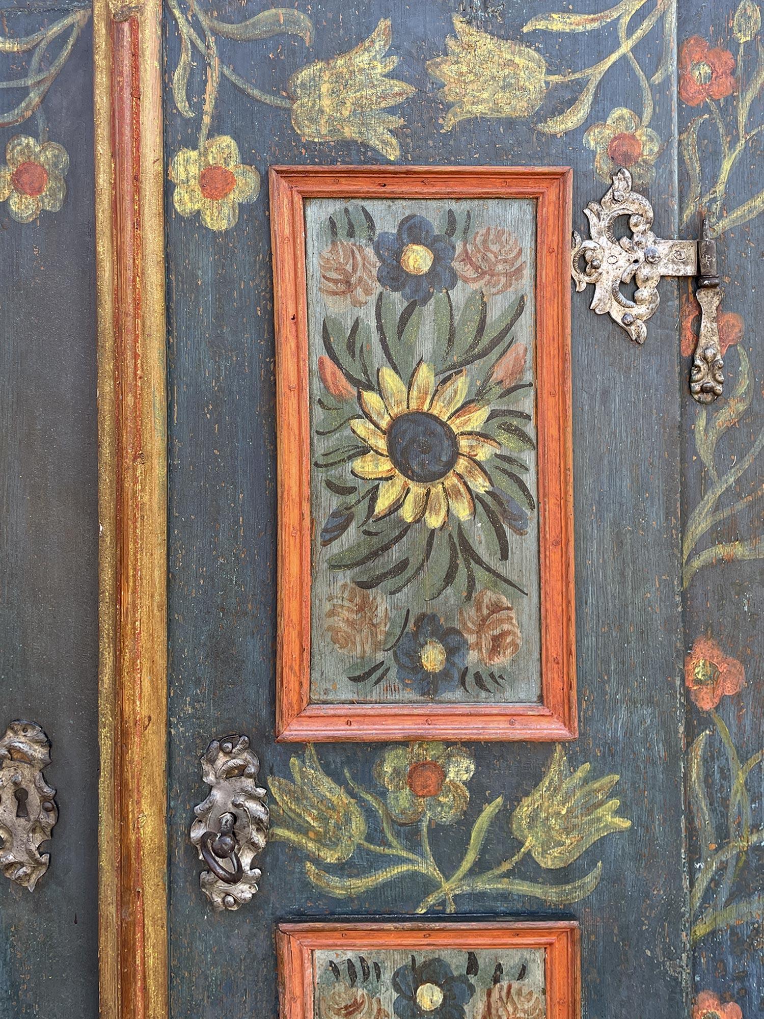 Blauer, floral bemalter Schrank mit Sonnenblumen (Late 18th Century) im Angebot