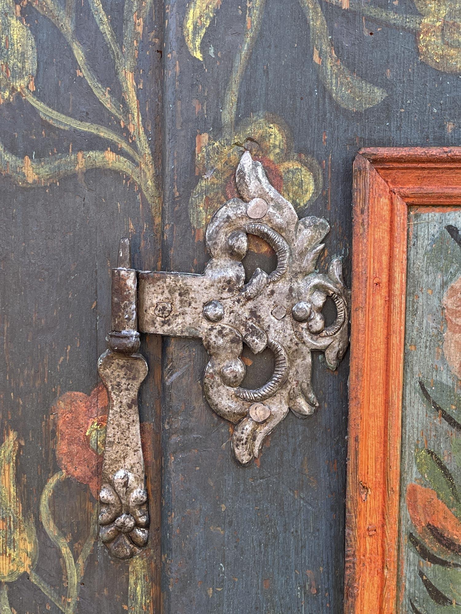 Blauer, floral bemalter Schrank mit Sonnenblumen (Tannenholz) im Angebot