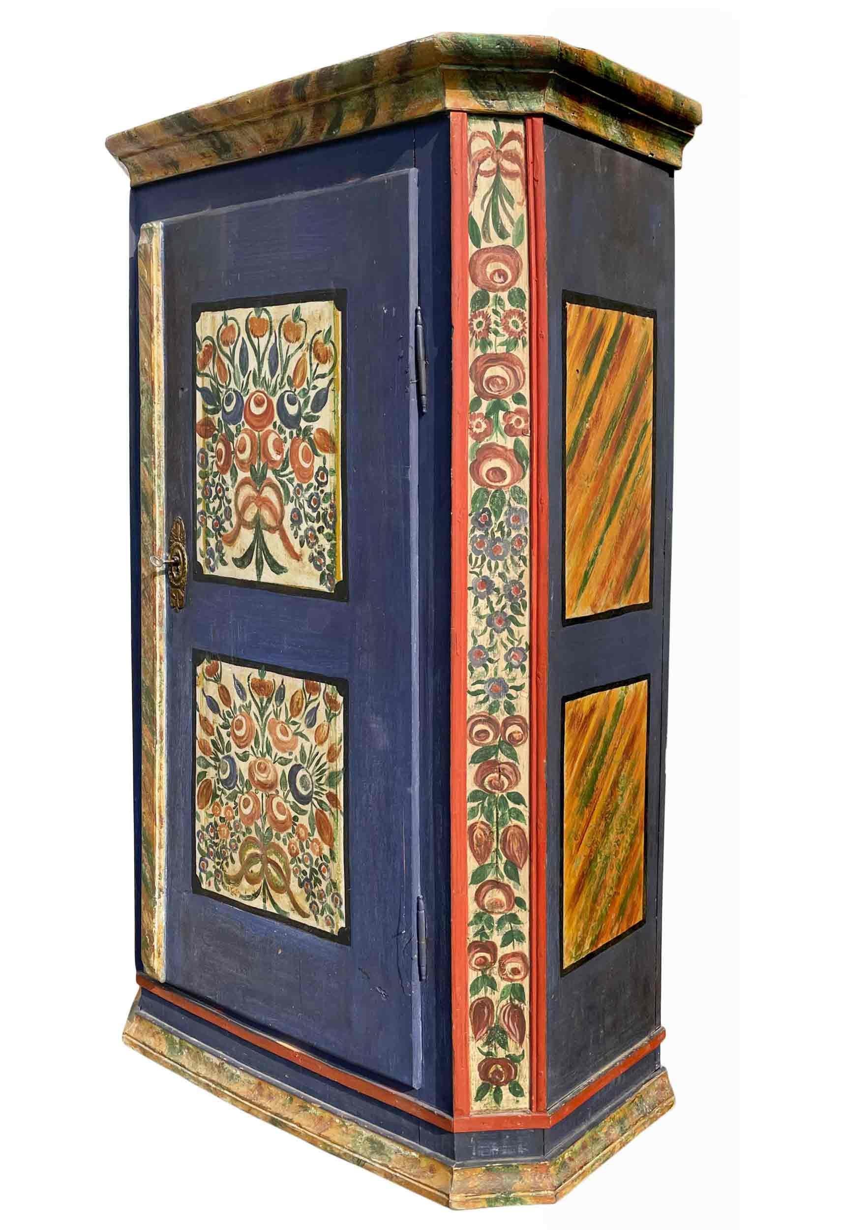 Tyrolean blue painted wardrobe

H. 170cm - L. 93cm (103cm to the frames) - P. 47cm (52cm to the frames)

Tyrolean painted wardrobe with one door, entirely painted in blue.
On the door two large backgrounds contain floral compositions, repeated