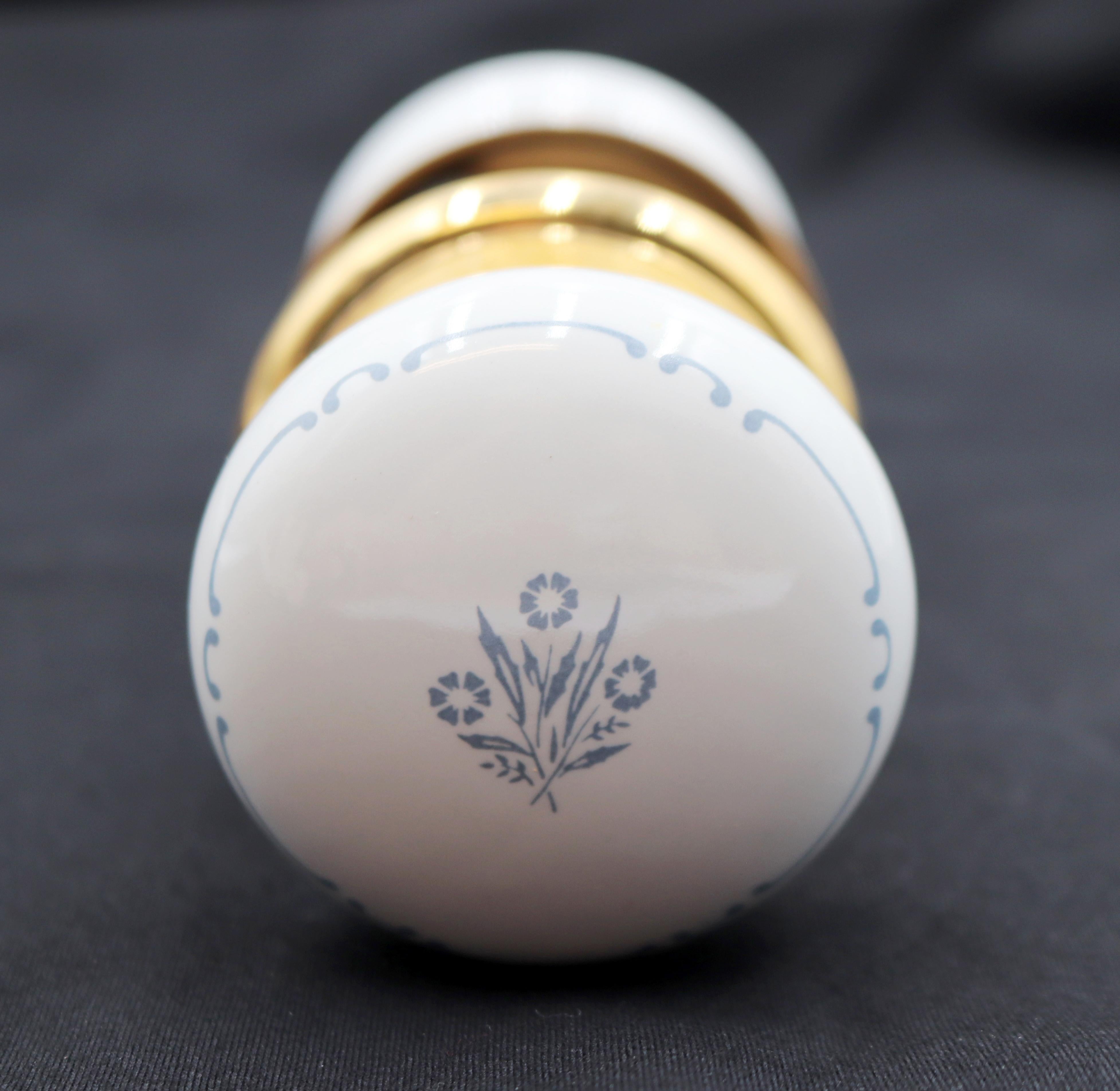 Juego de picaportes de paso de porcelana y latón con flores azules Australiano en venta