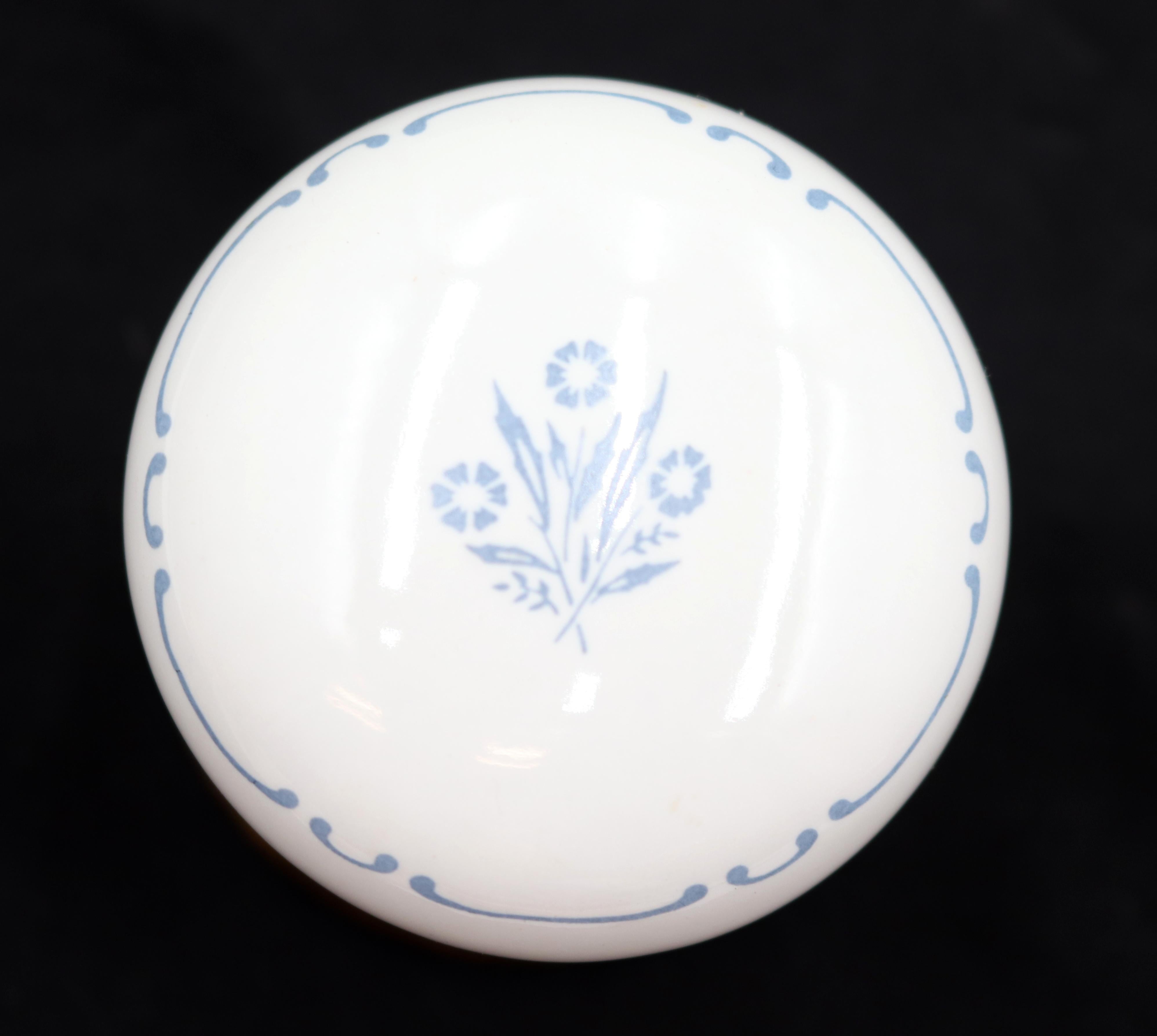 Juego de picaportes de paso de porcelana y latón con flores azules en venta 1