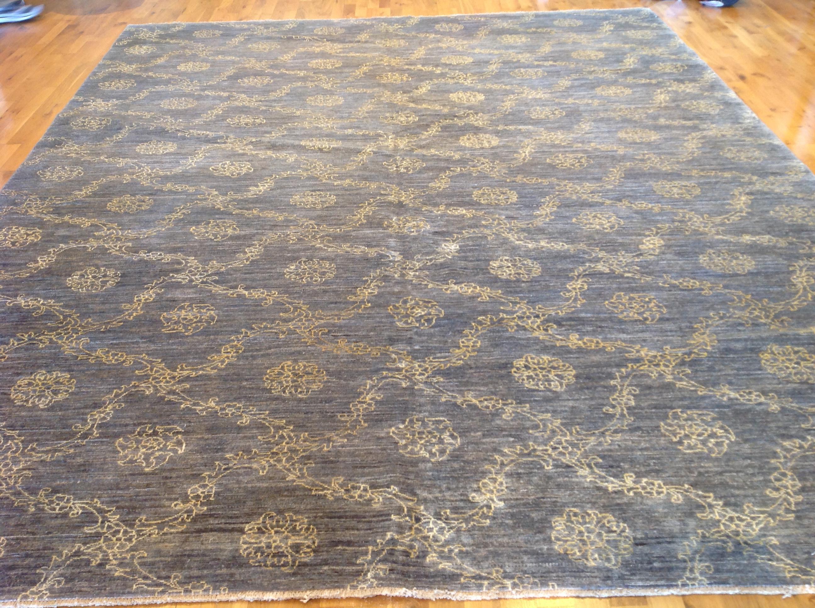 Neues Design! Diese neue Serie von Woll- und Seidenteppichen aus Pakistan zeichnet sich durch ein zartes Blumenmuster auf einem mehrfarbigen Hintergrund aus. Durch die Handknüpfung erhalten diese chamäleonartigen Teppiche mit niedrigem Flor eine