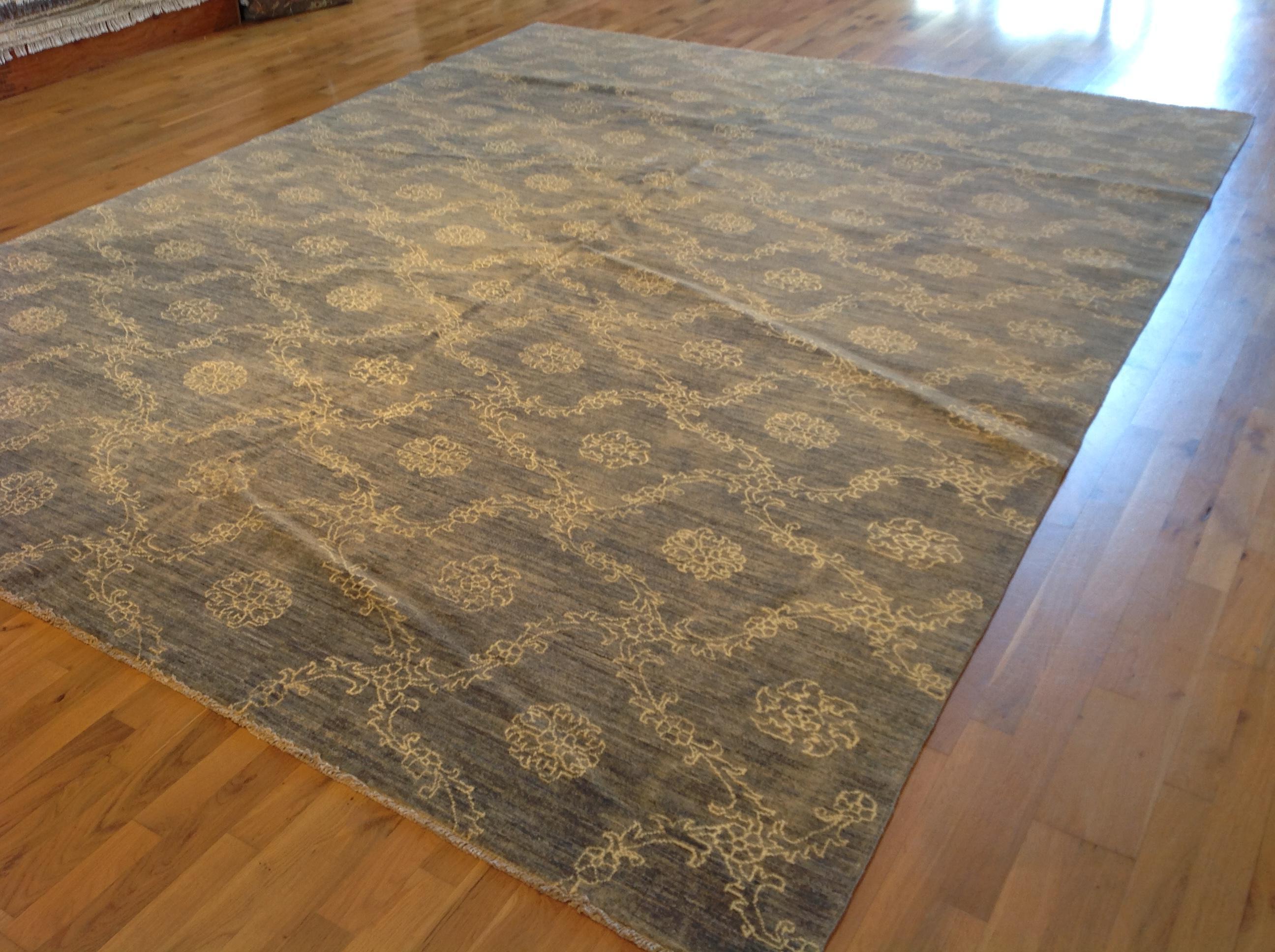Blauer Teppich aus Wolle und Seide mit geblümtem Stencil-Design (Handgeknüpft) im Angebot