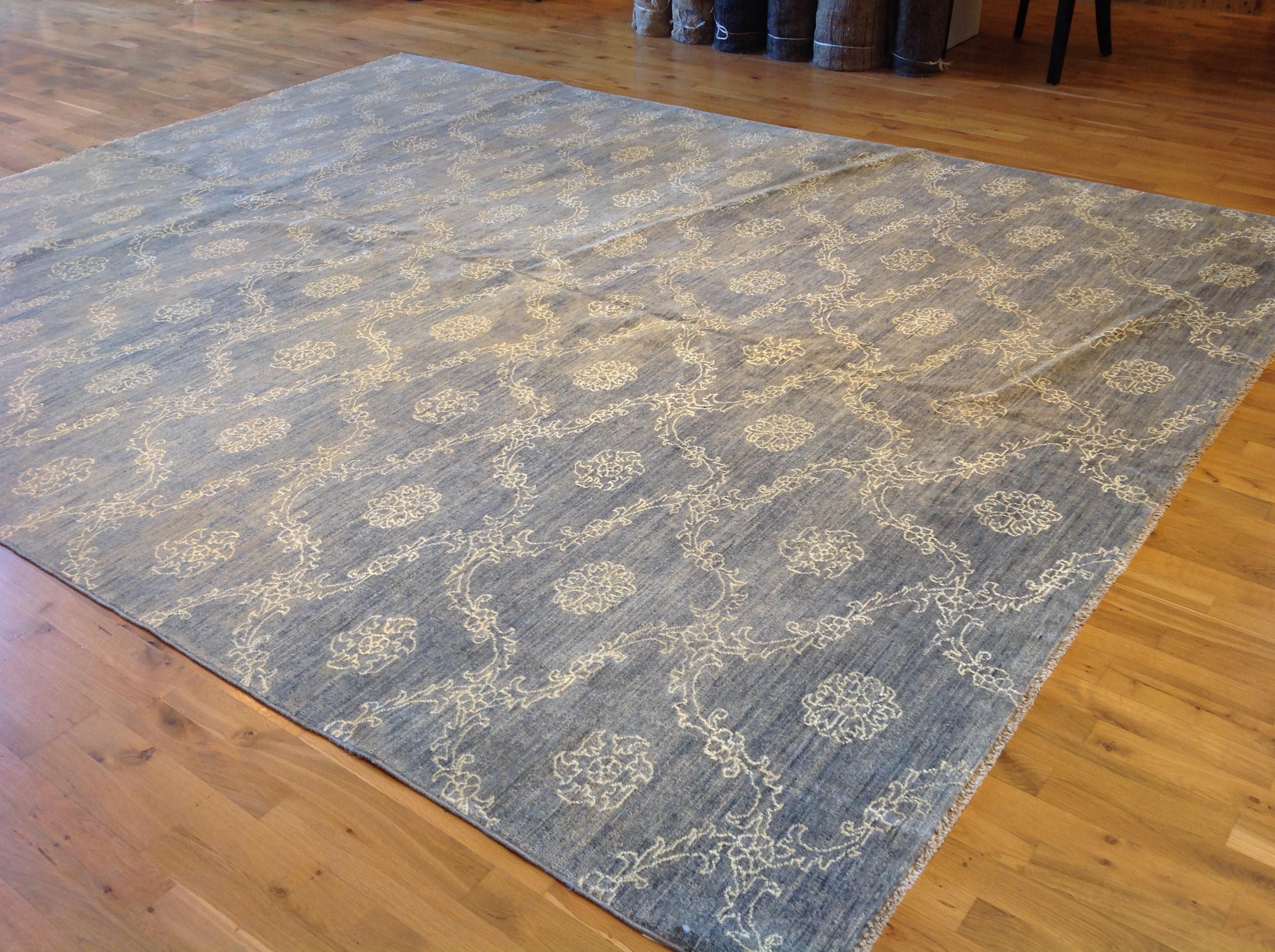 Blauer Teppich aus Wolle und Seide mit geblümtem Stencil-Design im Zustand „Neu“ im Angebot in West Hollywood, CA