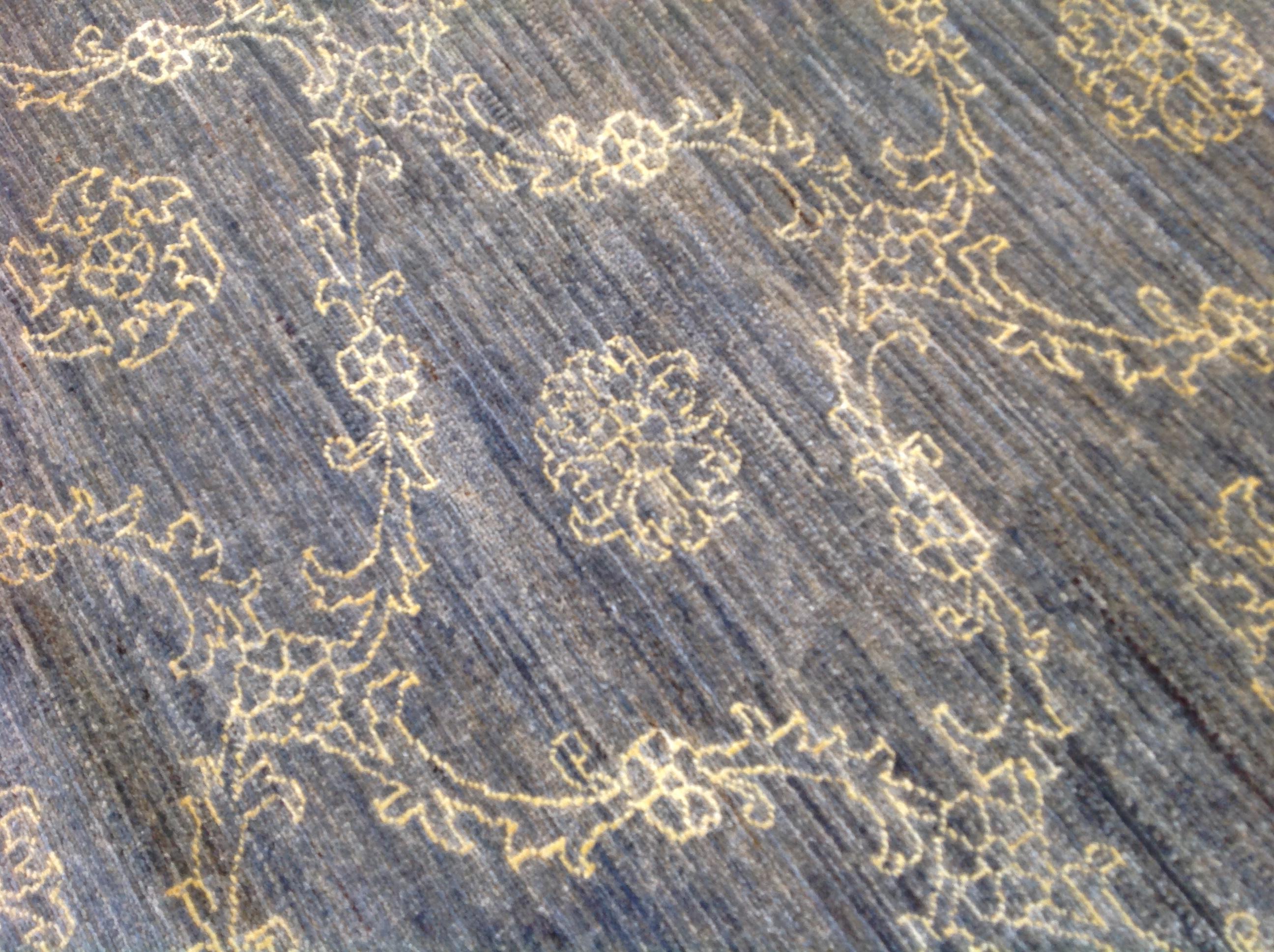 Blauer Teppich aus Wolle und Seide mit geblümtem Stencil-Design im Angebot 1