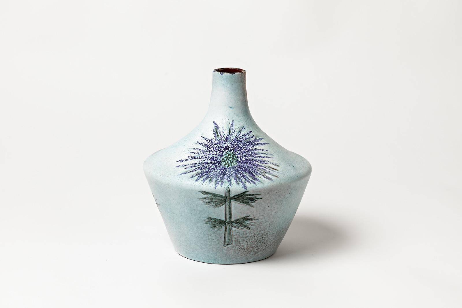 Blaue blaue Blumenvase aus Keramik mit Disteldekor von MM Jolly, farbige Keramik (Moderne der Mitte des Jahrhunderts) im Angebot