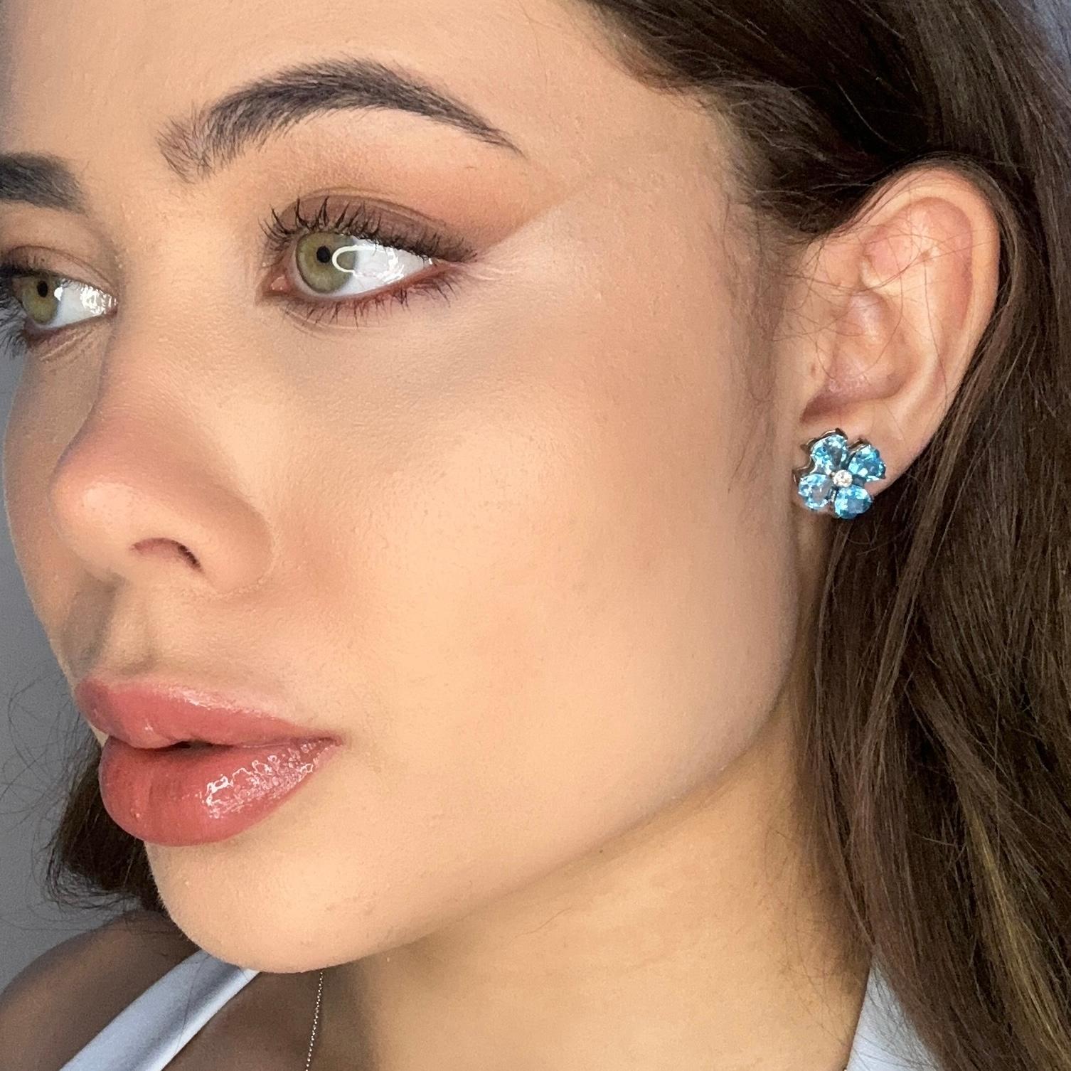 Boucles d'oreilles fleur bleue et diamant - or blanc massif 18 carats - topaze suisse en vente 6