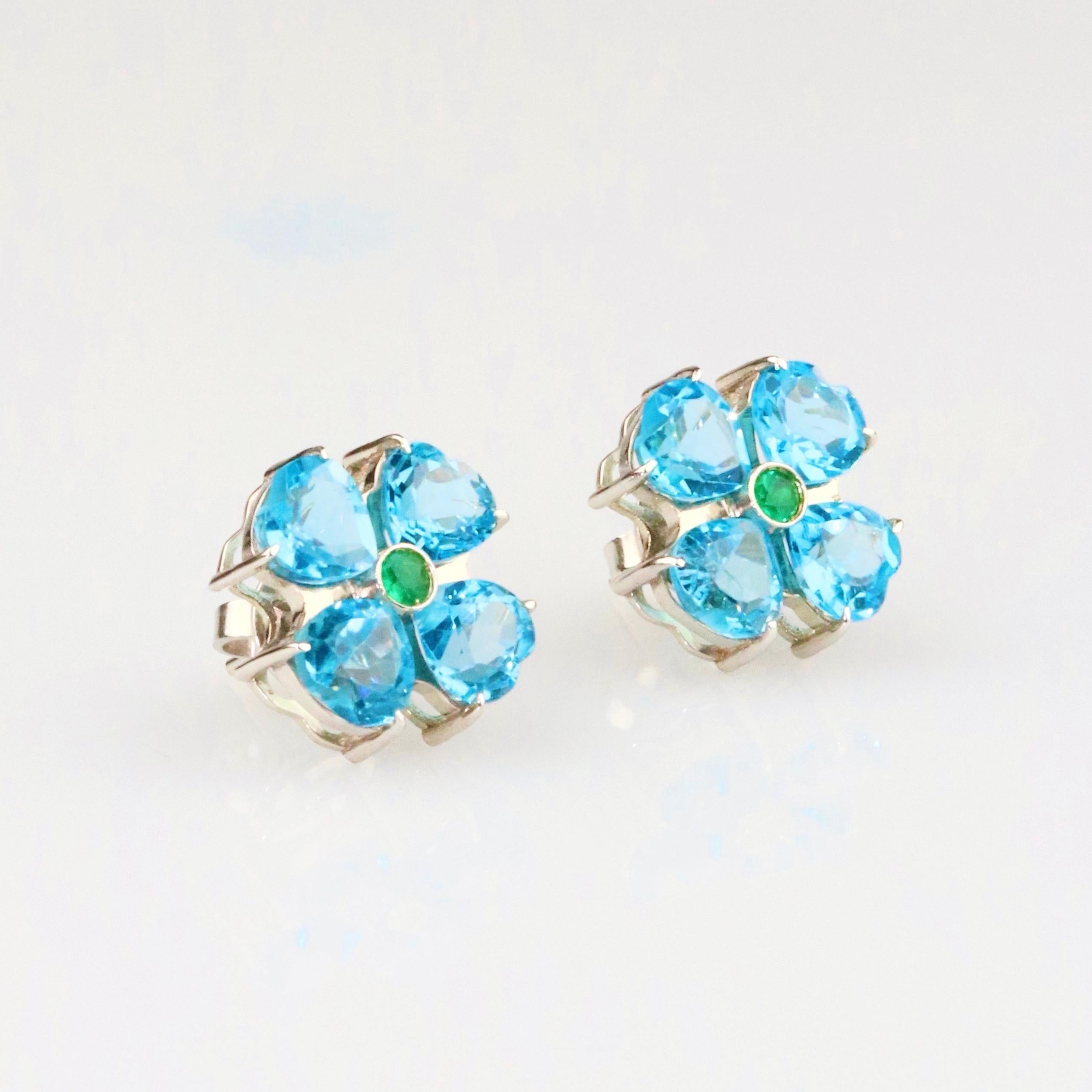 Oro bianco massiccio 18 carati

Gemme di topazio blu svizzero Nature: A forma di cuore, dimensioni 6x6mm per ciascuna

Smeraldo Nature: Taglio rotondo, misura 2,5 mm

Orecchini: A forma di fiore 

Peso lordo: 7,5 g

Le gemme colorate provengono dal