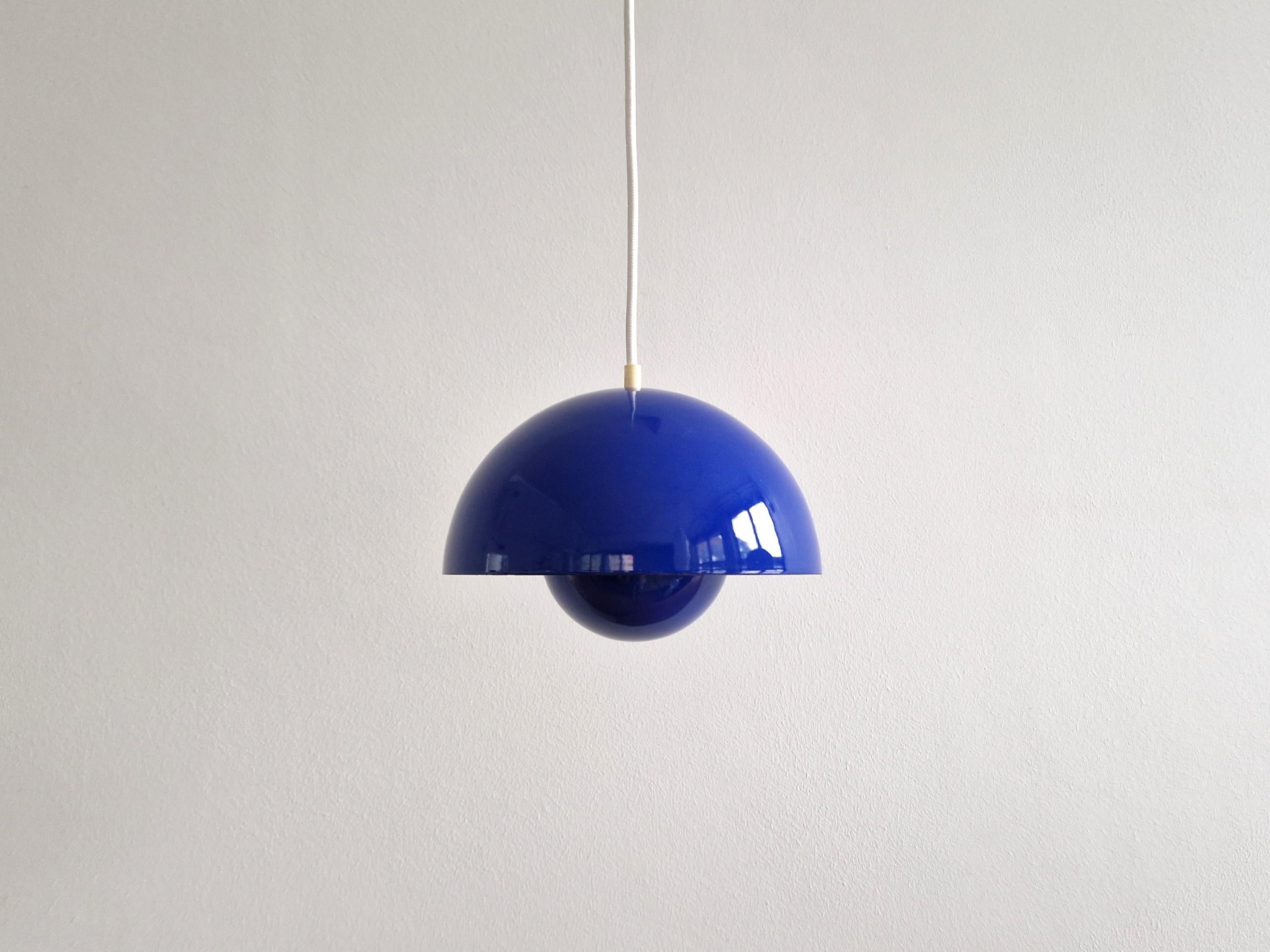 Die Flowerpot Pendelleuchte wurde 1968 von Verner Panton für Louis Poulsen entworfen. Ein schöner Designklassiker, der immer noch produziert wird. Diese Lampe ist eine frühe Version und hat eine blaue Emaillierung außen und eine weiße Innenseite.