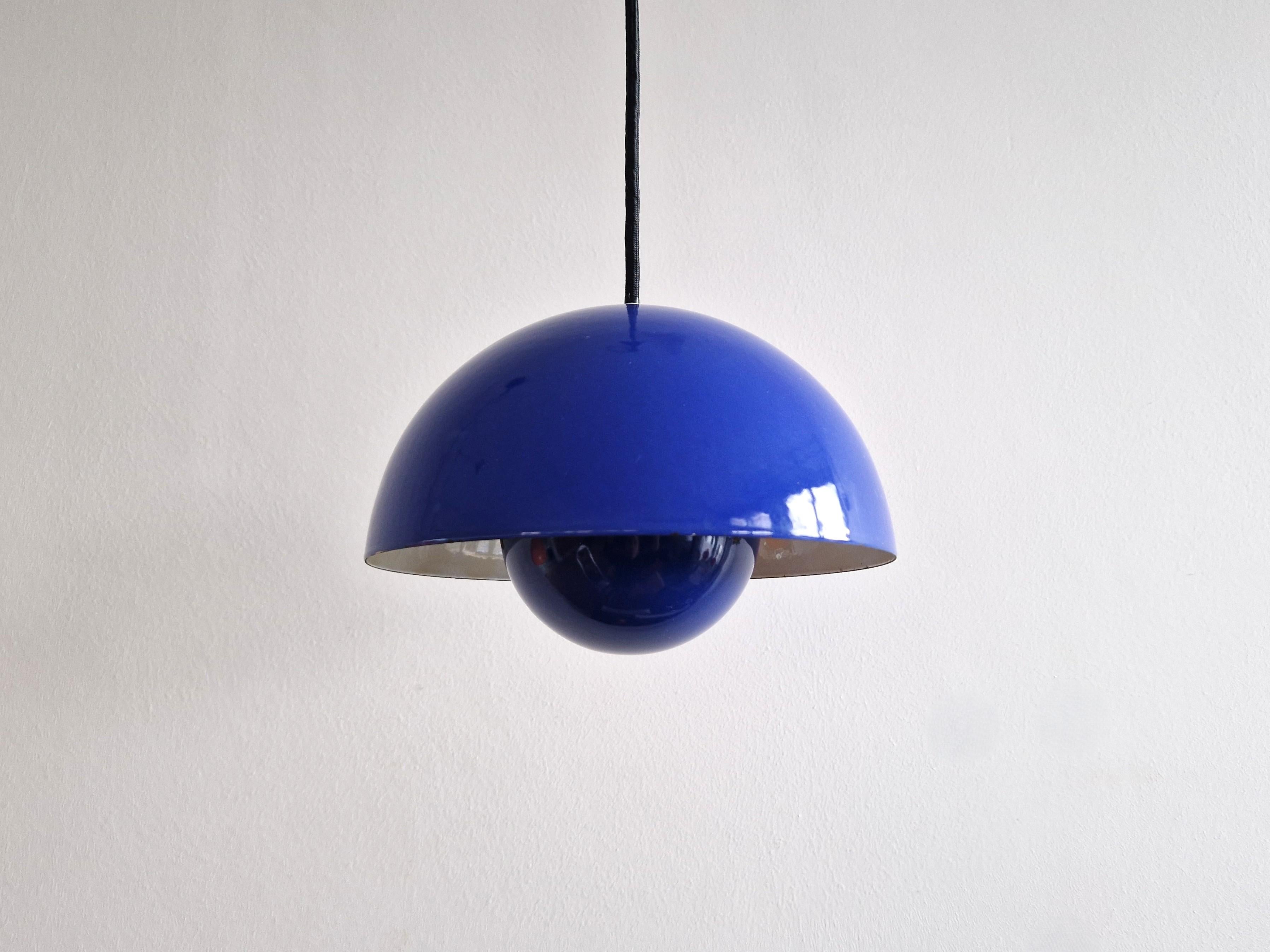 La lampe suspendue Flowerpot a été conçue par Verner Panton pour Louis Poulsen en 1968. Un beau classique du design qui est toujours en production. Cette lampe est une version précoce et a une finition émaillée bleue à l'extérieur et blanche à