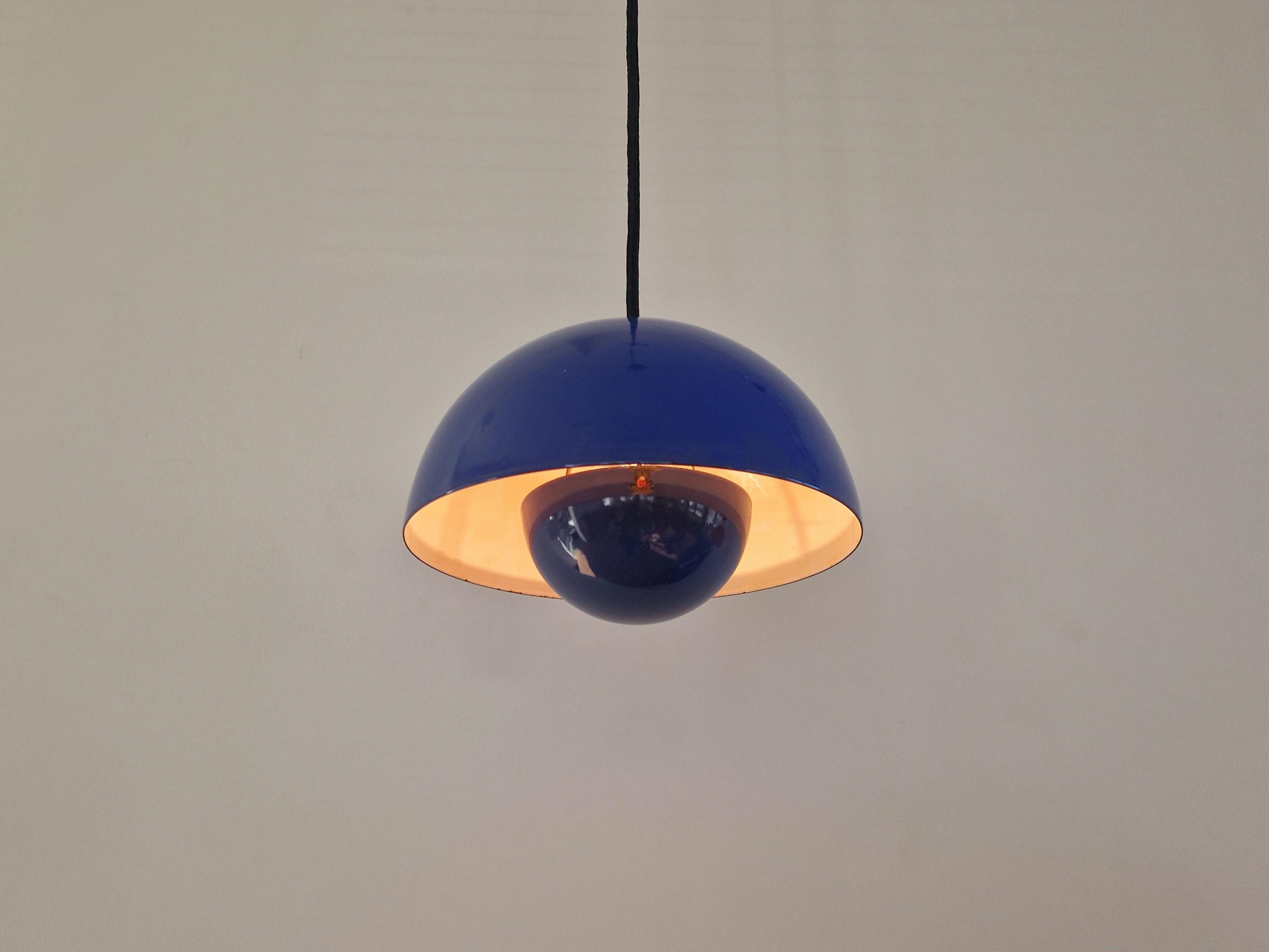 Milieu du XXe siècle Lampe suspendue Blue Flowerpot de Verner Panton pour Louis Poulsen, Danemark 1968 en vente