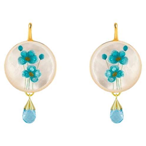 Orecchini a goccia di madreperla dipinti con fiori blu e briolette di topazio