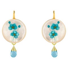 Orecchini a goccia di madreperla dipinti con fiori blu e briolette di topazio
