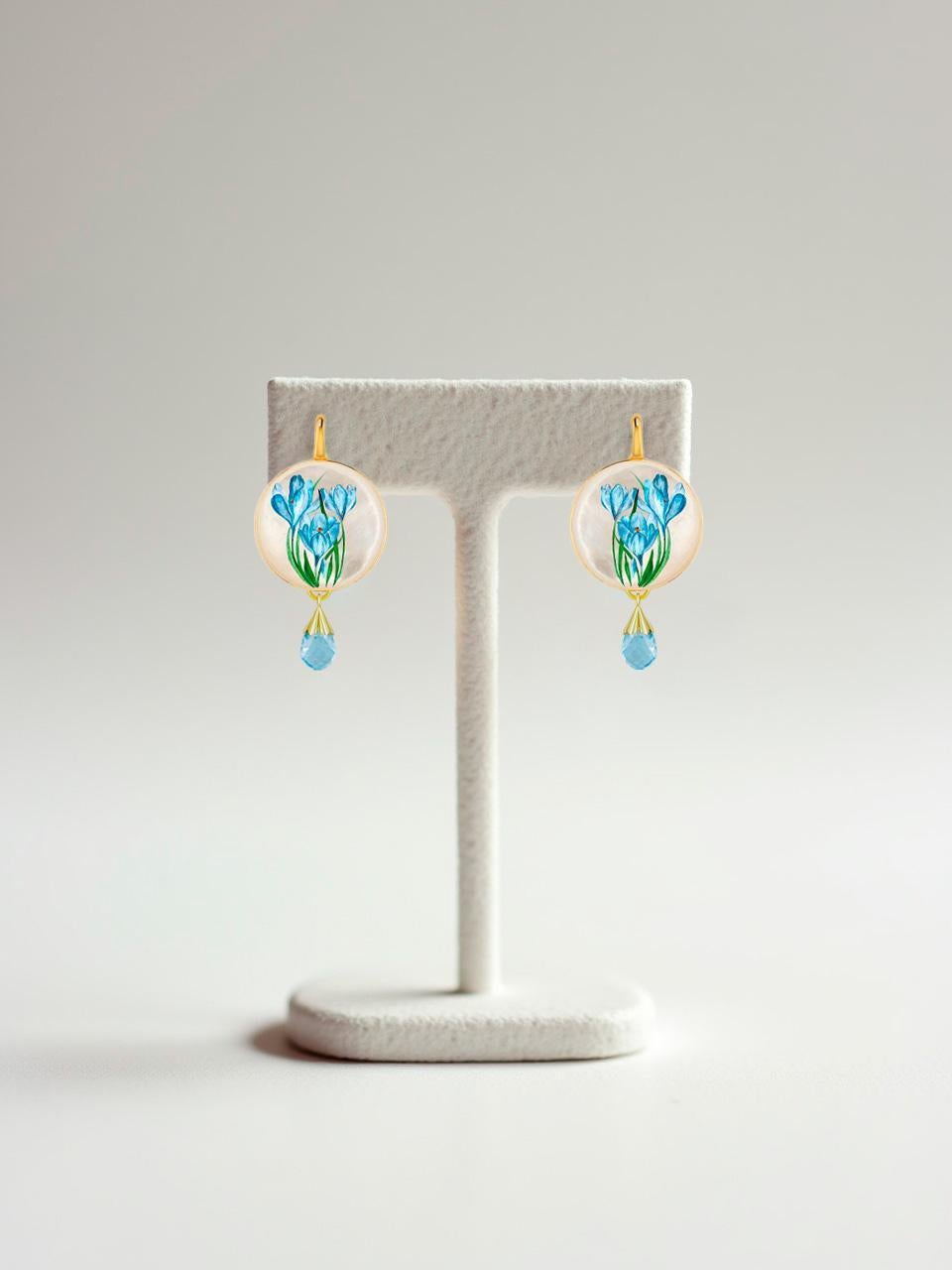 Moderno Orecchini di madreperla dipinti con fiori blu e briolette di topazio in vendita