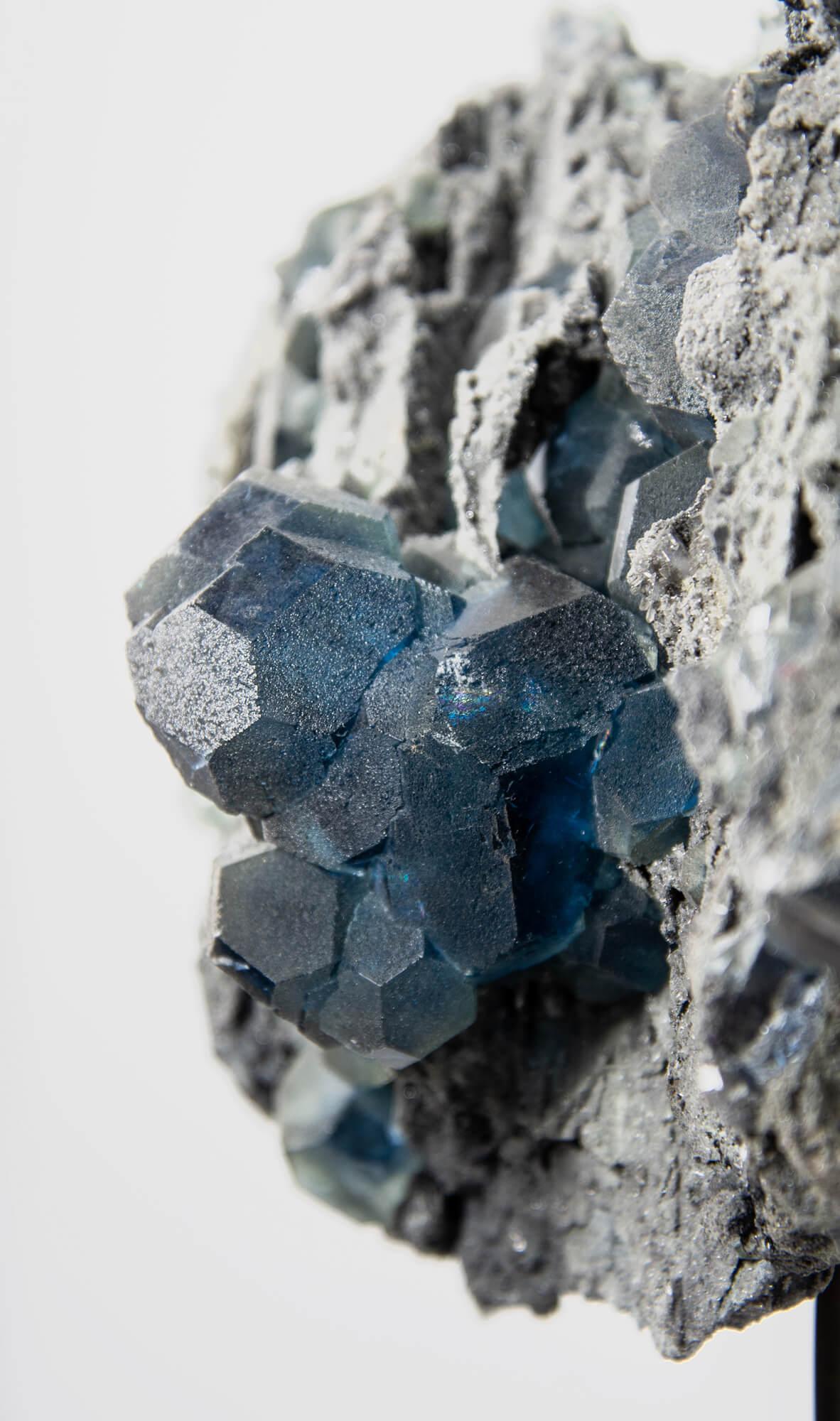 Cristallo di fluorite blu in supporto di bronzo in vendita 3