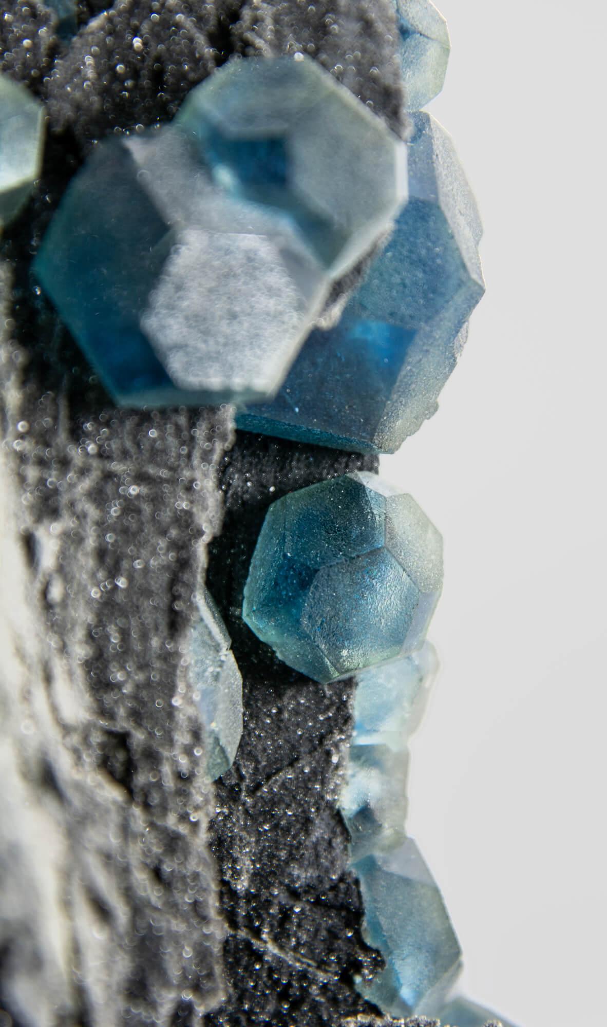 Cristal de Fluorita Azul en Soporte de Bronce en venta 4