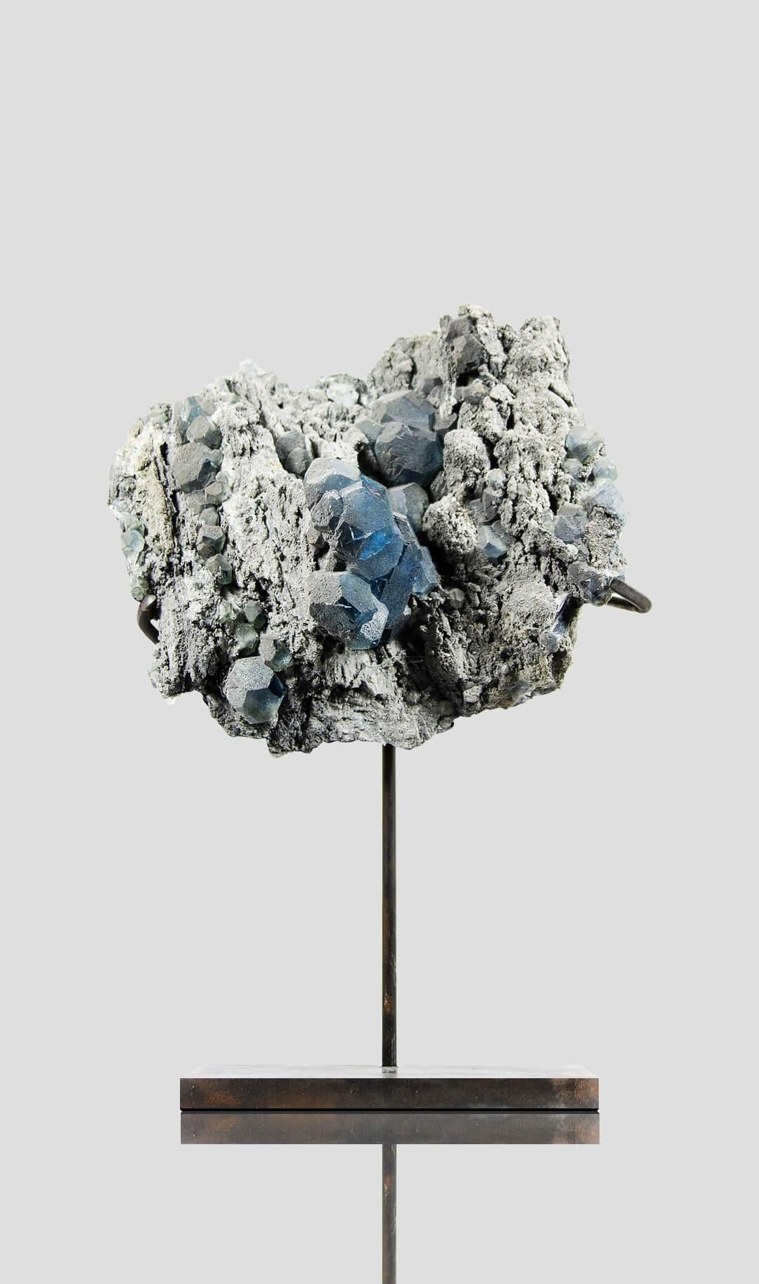 I rari grappoli di cristalli di fluorite blu isometrici racchiudono un'estetica sorprendente, mostrando dettagli intricati di forma cubica isometrica con un contrasto senza soluzione di continuità tra i cristalli blu e la roccia antracitica di