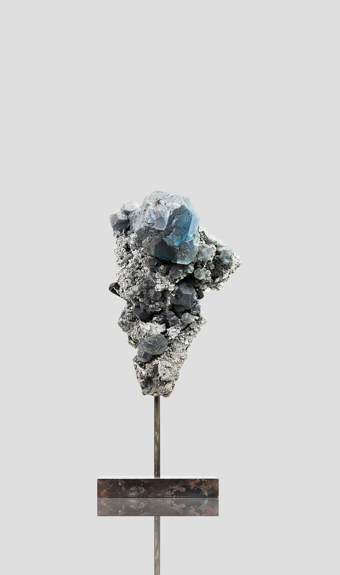 I rari grappoli di cristalli di fluorite blu isometrici racchiudono un'estetica sorprendente, mostrando dettagli intricati di forma cubica isometrica con un contrasto senza soluzione di continuità tra i cristalli blu e la roccia antracitica di