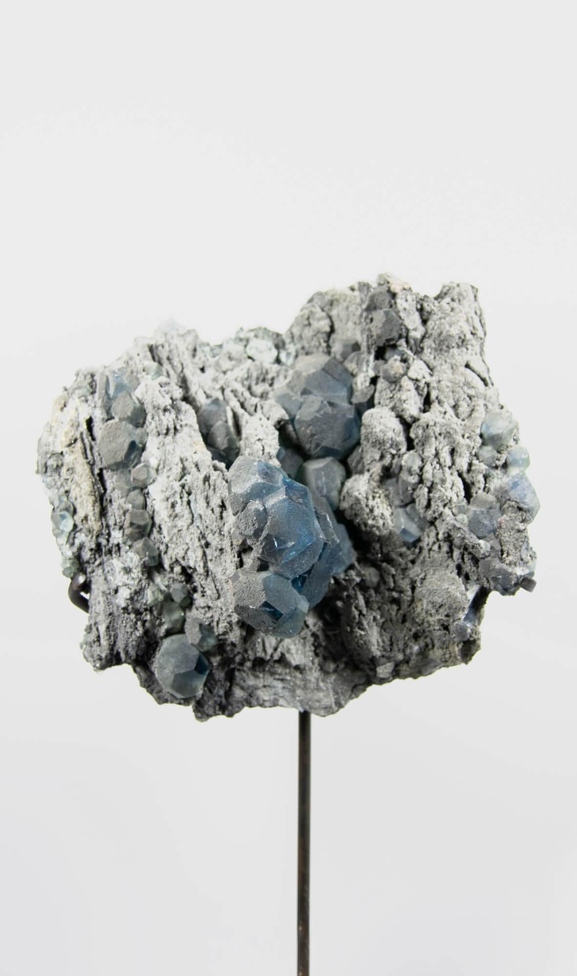 Preistorico Cristallo di fluorite blu in supporto di bronzo in vendita